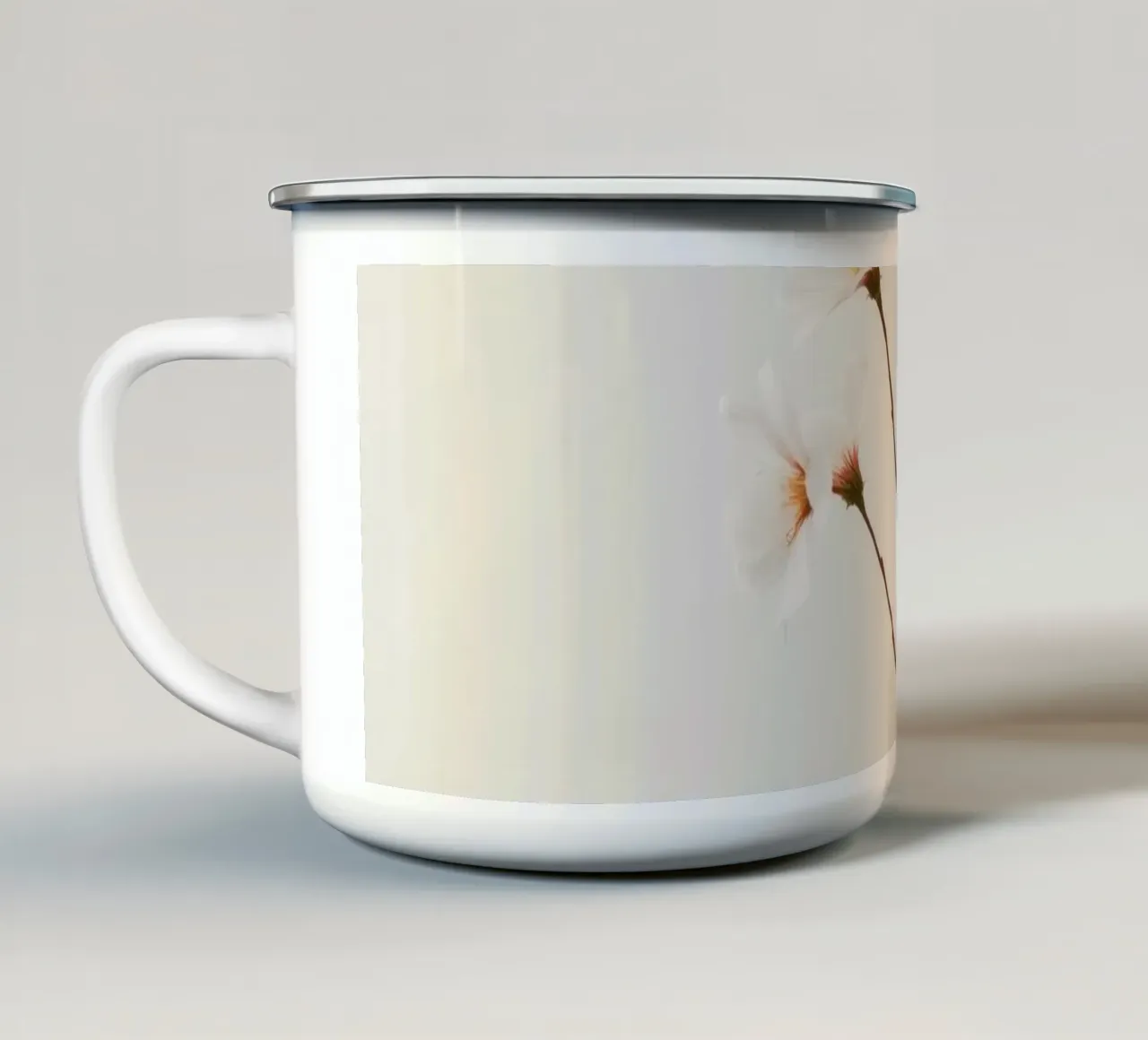 Zarter Blumenzweig vor einem weichen, neutralen Hintergrund Emaille Tasse von DesignDoodle