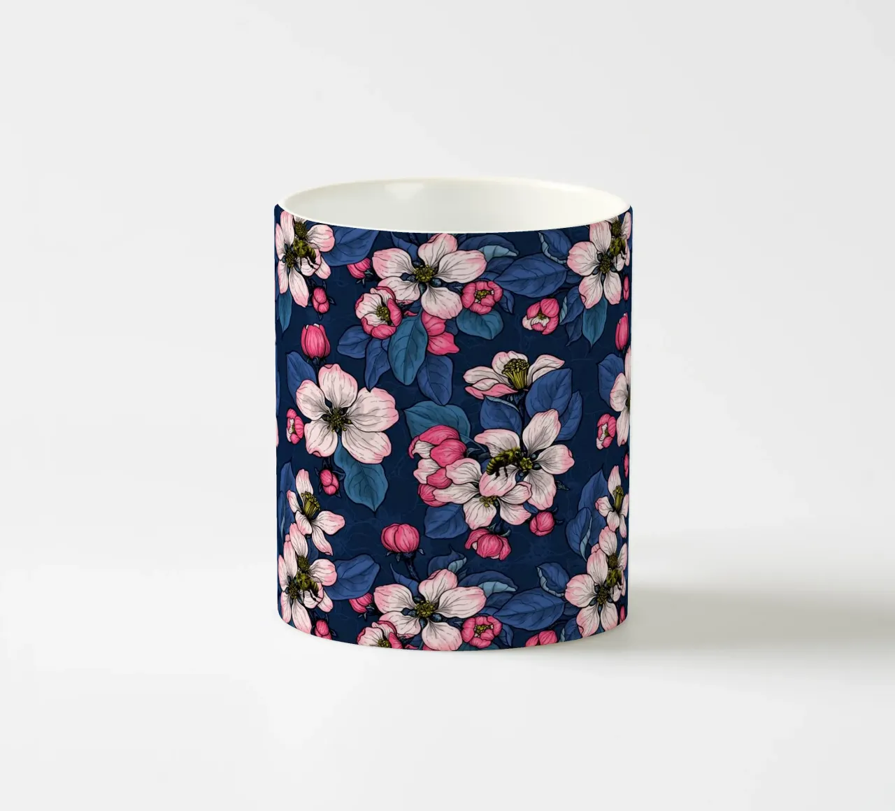 Fiori di melo su blu scuro tazza in ceramica da Painted Nature