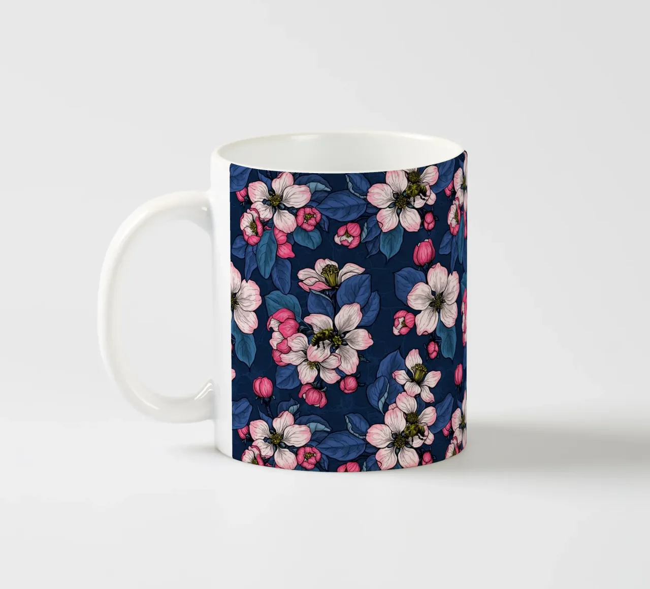 Fiori di melo su blu scuro tazza in ceramica da Painted Nature