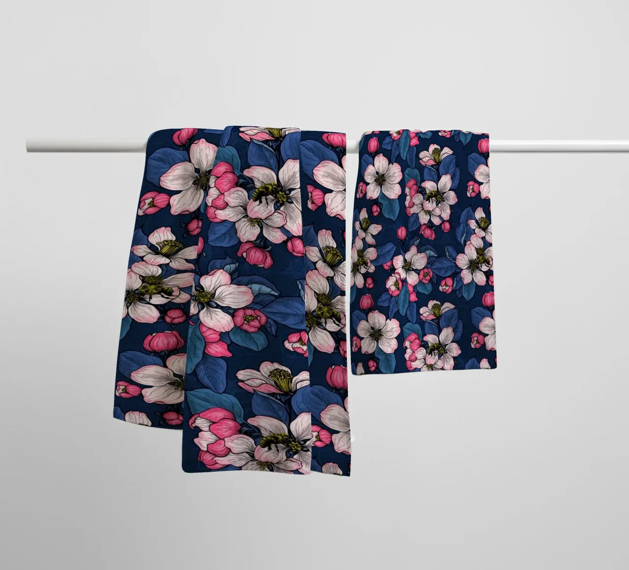 Apfelblüte auf Dunkelblau Handtuch von Painted Nature