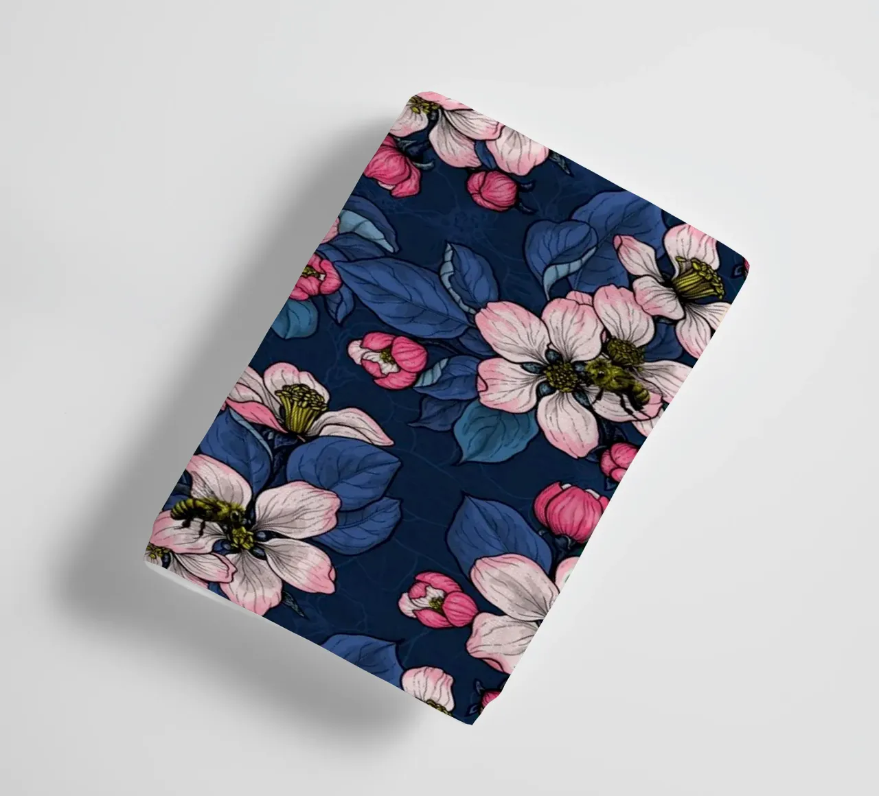 Apfelblüte auf Dunkelblau Handtuch von Painted Nature