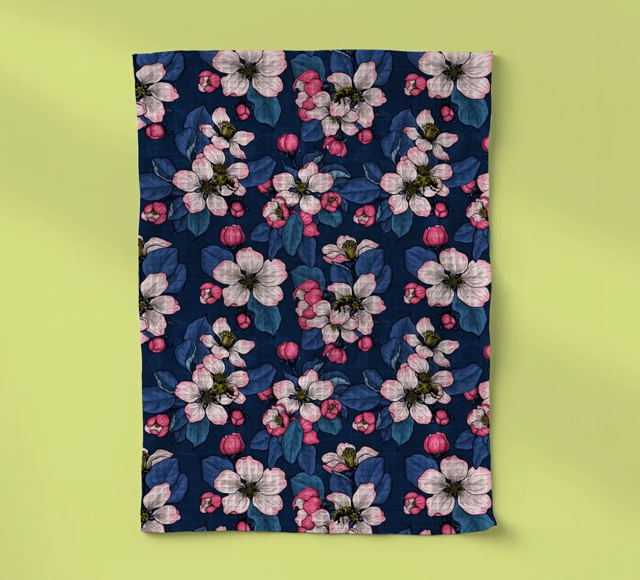 Apfelblüte auf Dunkelblau Geschirrtuch von Painted Nature