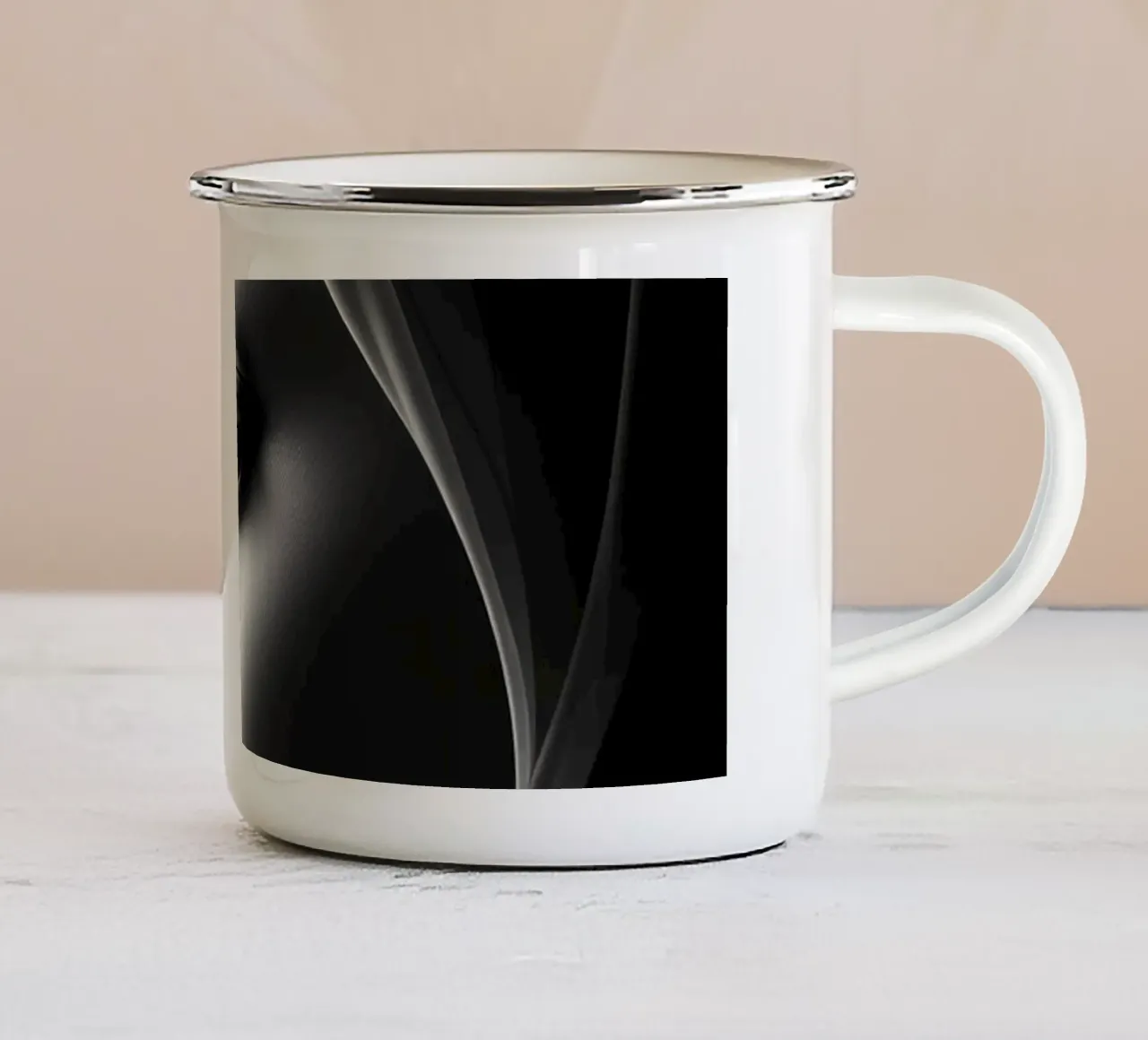 Elegante ritratto in bianco e nero con morbido drappeggio in tessuto tazza in smalto da DesignDoodle