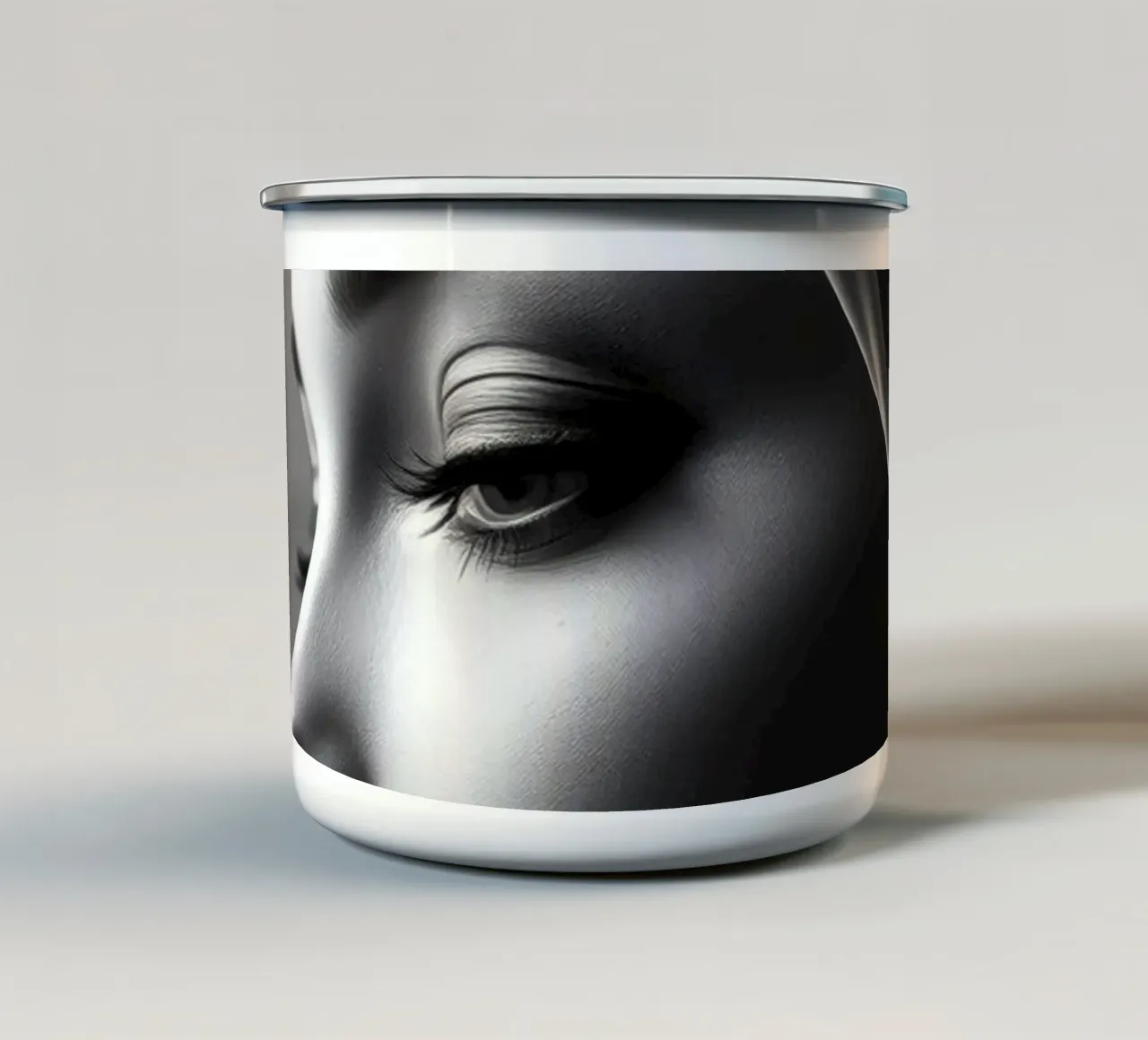Elegante ritratto in bianco e nero con morbido drappeggio in tessuto tazza in smalto da DesignDoodle