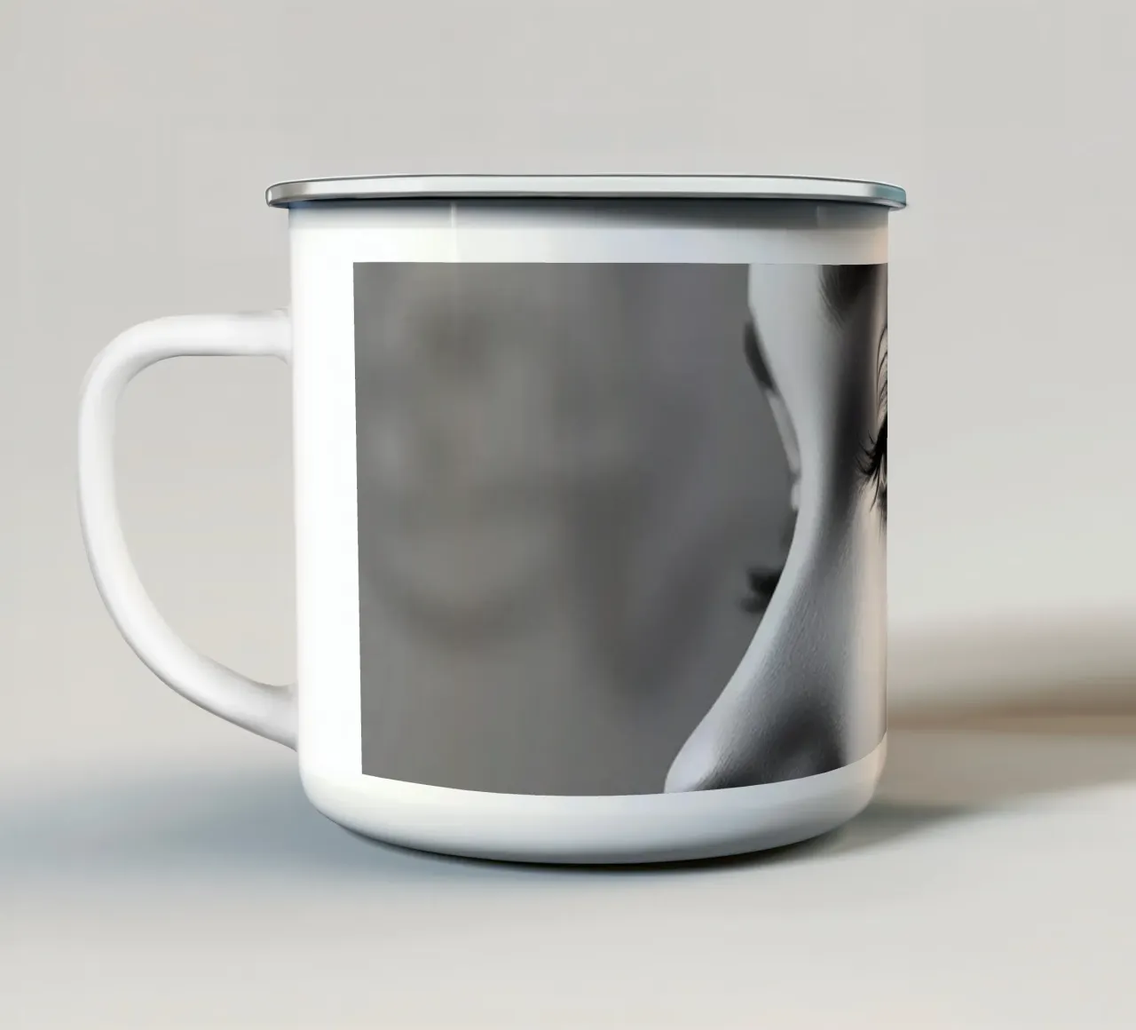 Elegante ritratto in bianco e nero con morbido drappeggio in tessuto tazza in smalto da DesignDoodle