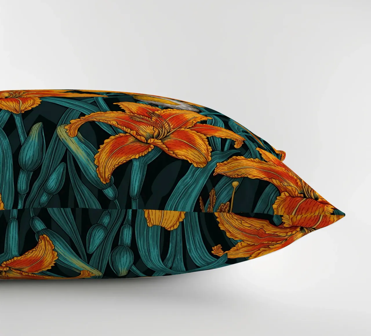 Pettirosso e fiori di giglio cuscino da Painted Nature