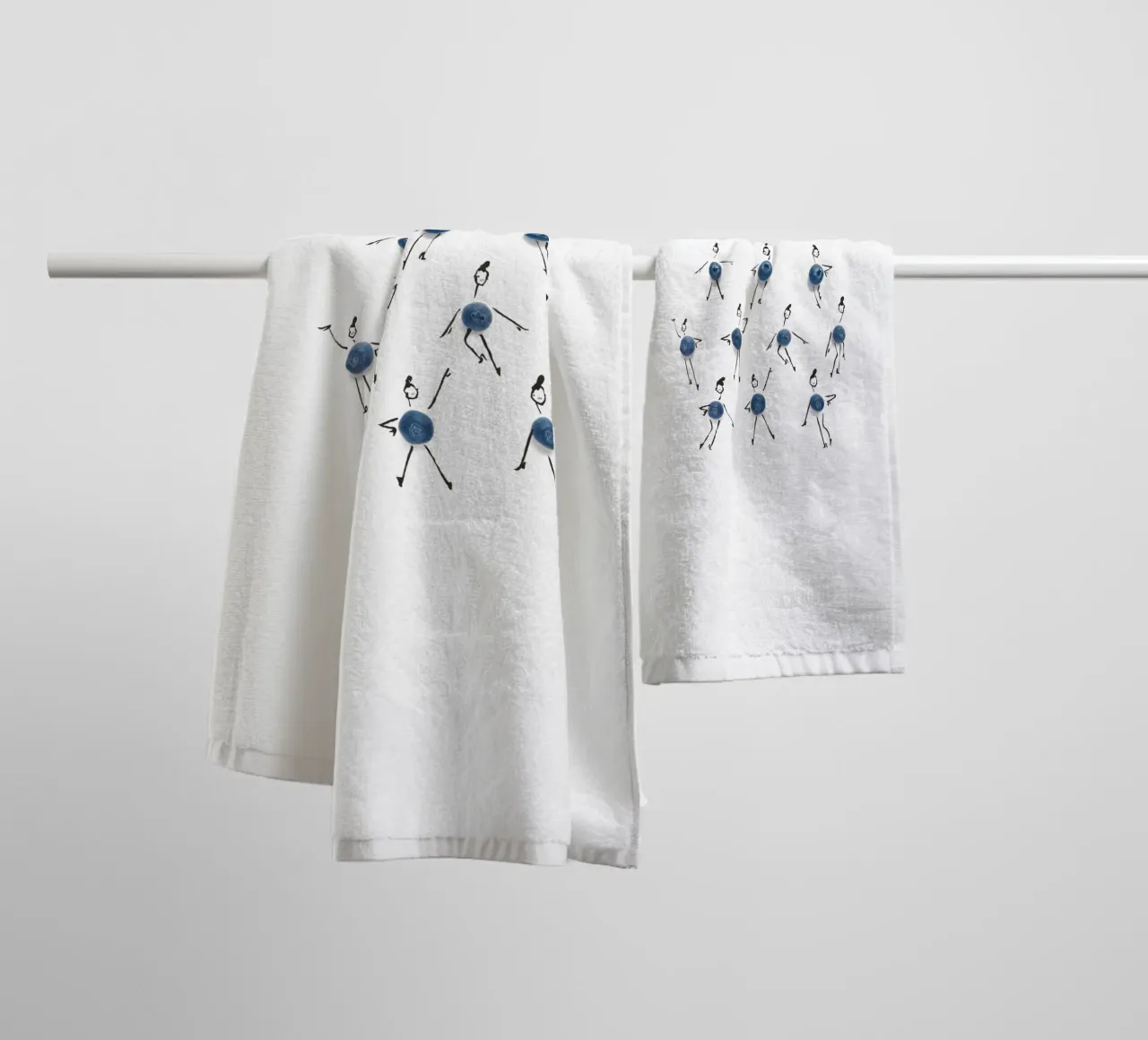 Blueberries on Parade asciugamano da bagno da Gretchen Roehrs