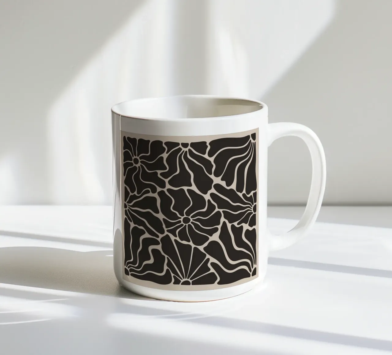 Astratto Midcentury Modern 80s Fiori Nero Beige 1 tazza in ceramica da Modern Muse