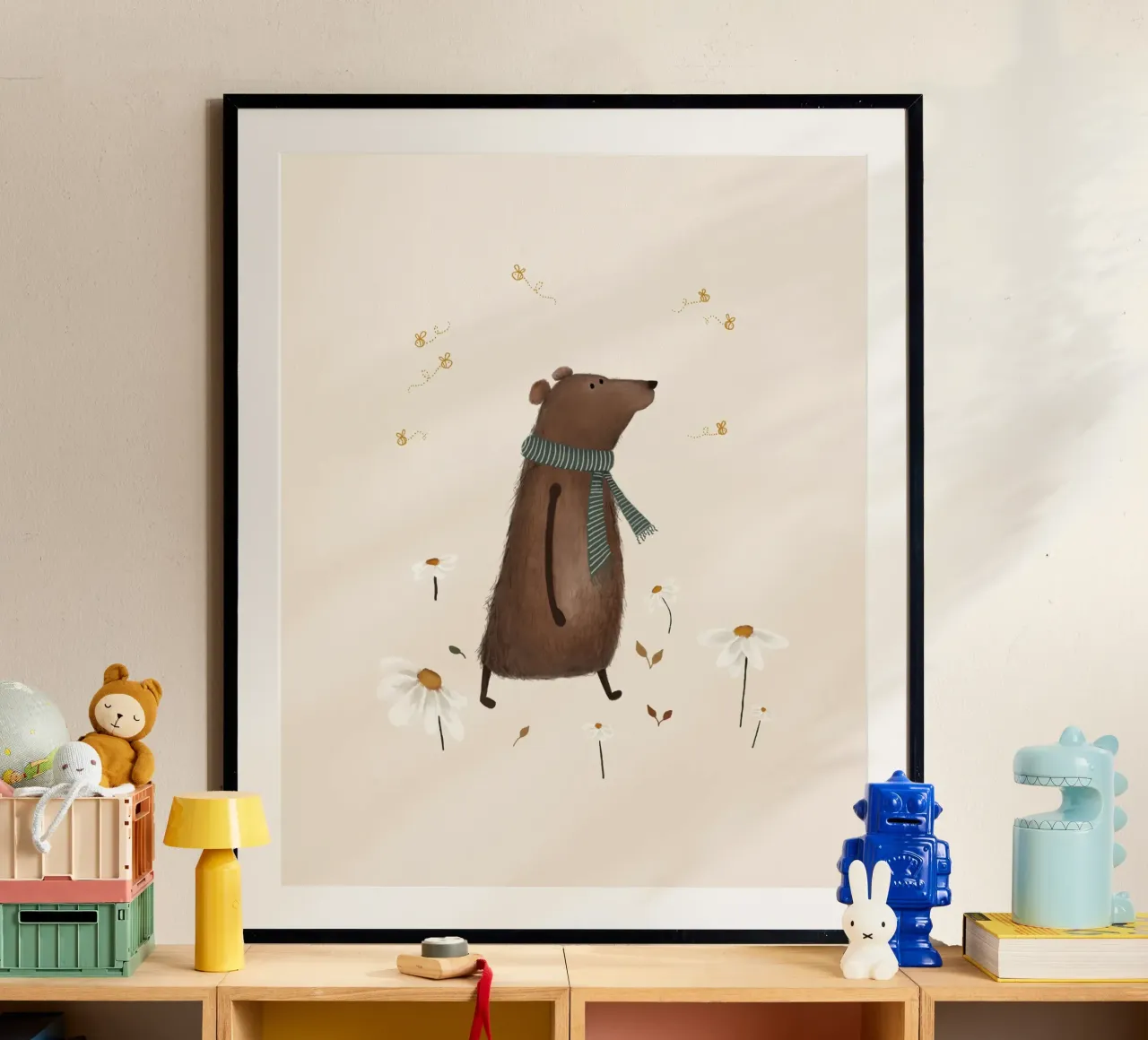 Orso stravagante con fiori di campo - Arte murale per bambini poster con telaio in alluminio da Urchin Bay Art