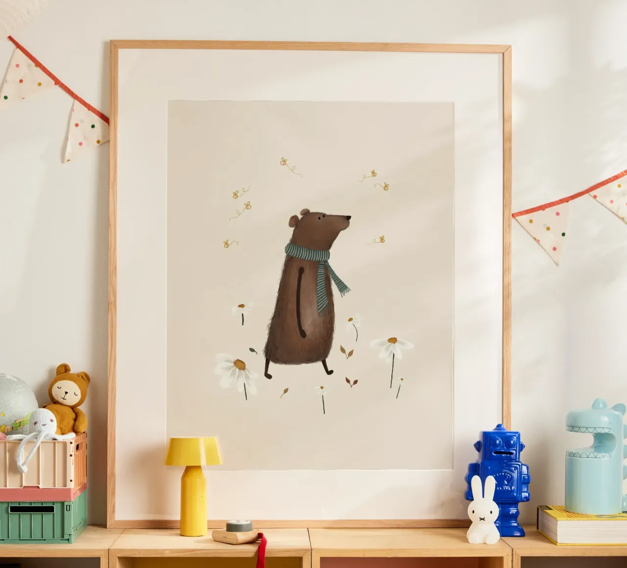 Orso stravagante con fiori di campo - Arte murale per bambini poster con telaio in alluminio da Urchin Bay Art
