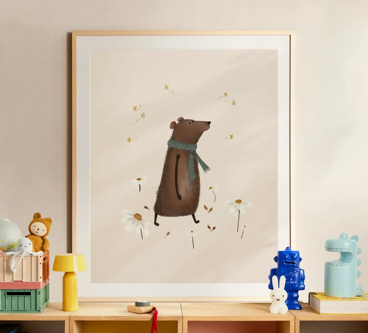 Orso stravagante con fiori di campo - Arte murale per bambini poster con telaio in alluminio da Urchin Bay Art
