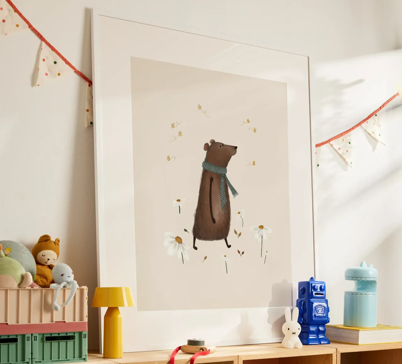 Orso stravagante con fiori di campo - Arte murale per bambini poster con telaio in alluminio da Urchin Bay Art