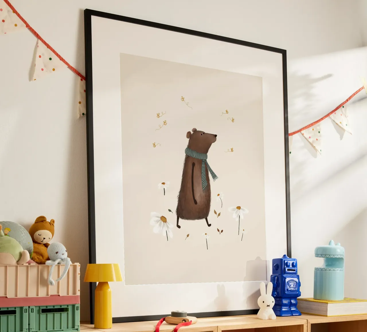 Orso stravagante con fiori di campo - Arte murale per bambini poster con telaio in alluminio da Urchin Bay Art