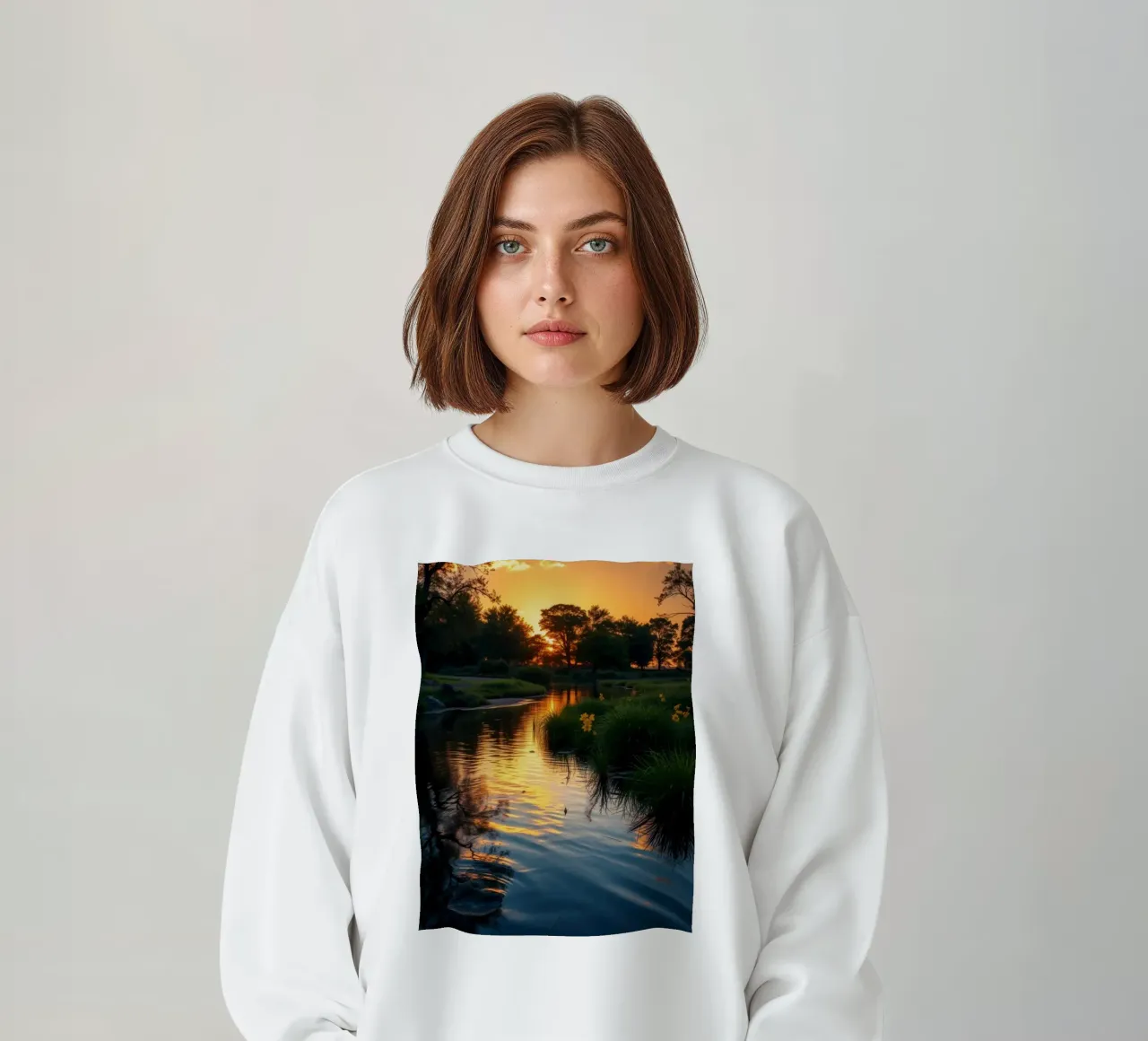 Vivido tramonto che si riflette sull'acqua calma con fiori vivaci felpa da DesignDoodle