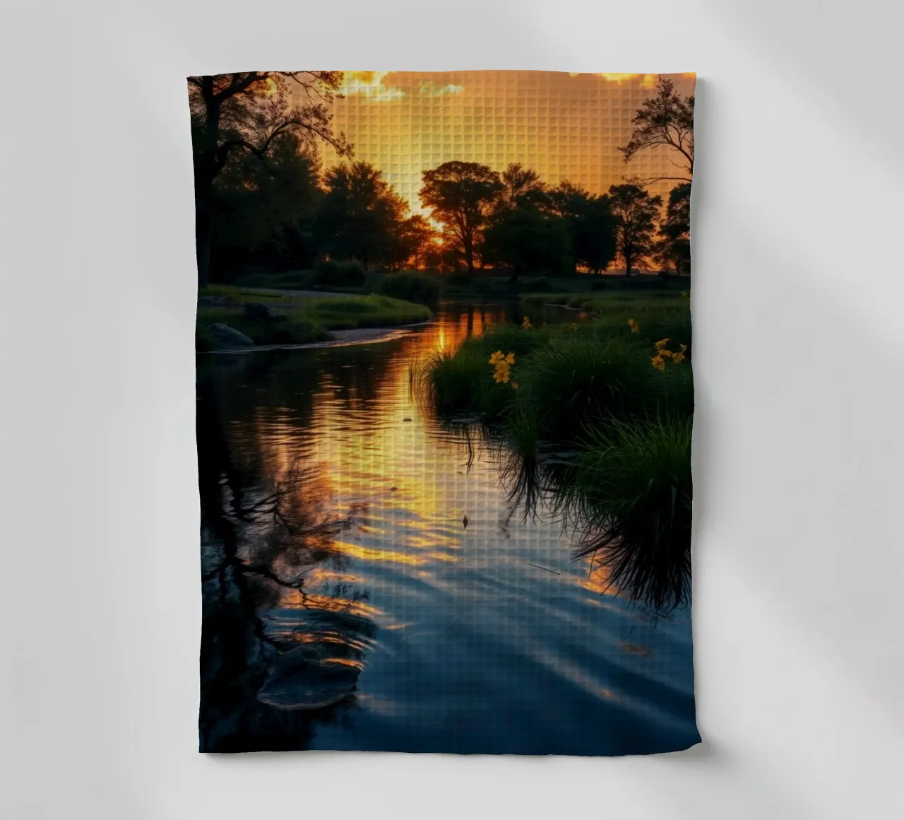Coucher de soleil éclatant se reflétant sur une eau calme avec des fleurs éclatantes torchon de DesignDoodle