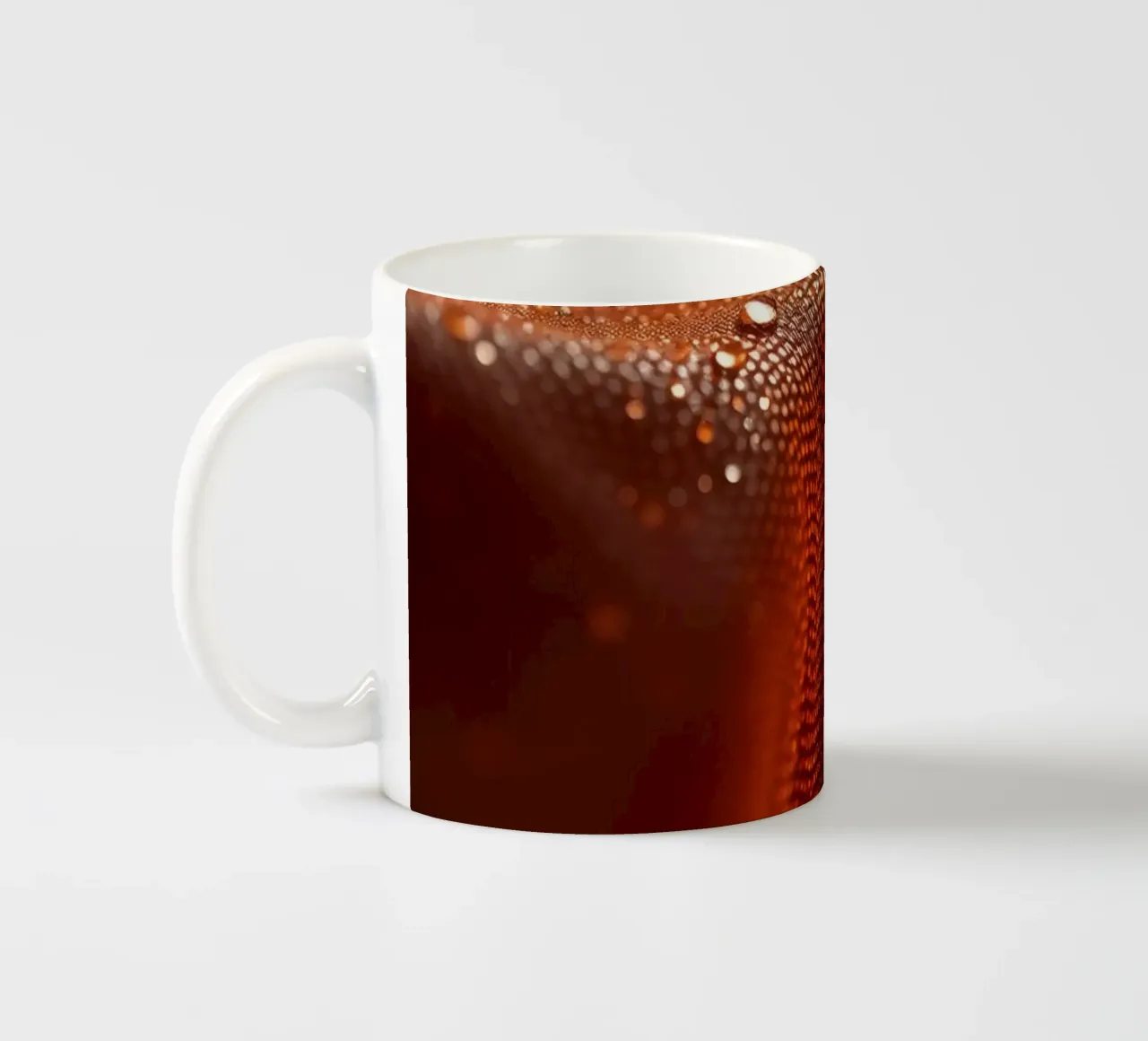 astratto con tessuto testurizzato e sottili gocce d'acqua tazza in ceramica da DesignDoodle
