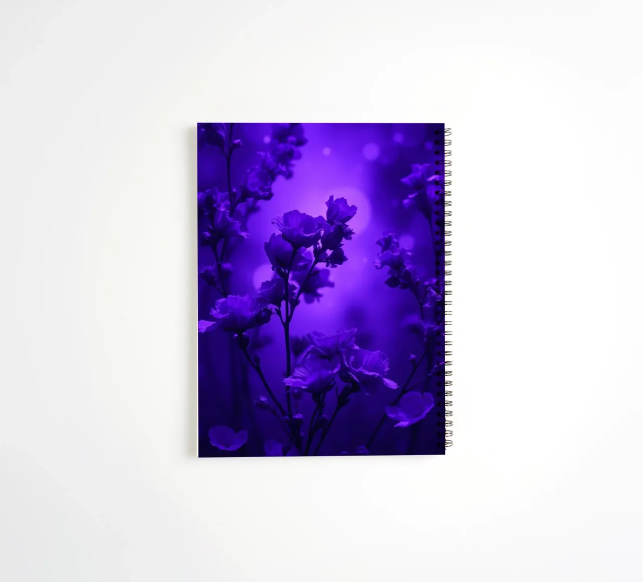 Weelderig paars bloemenbehang notitieboek met spiraal van DesignDoodle