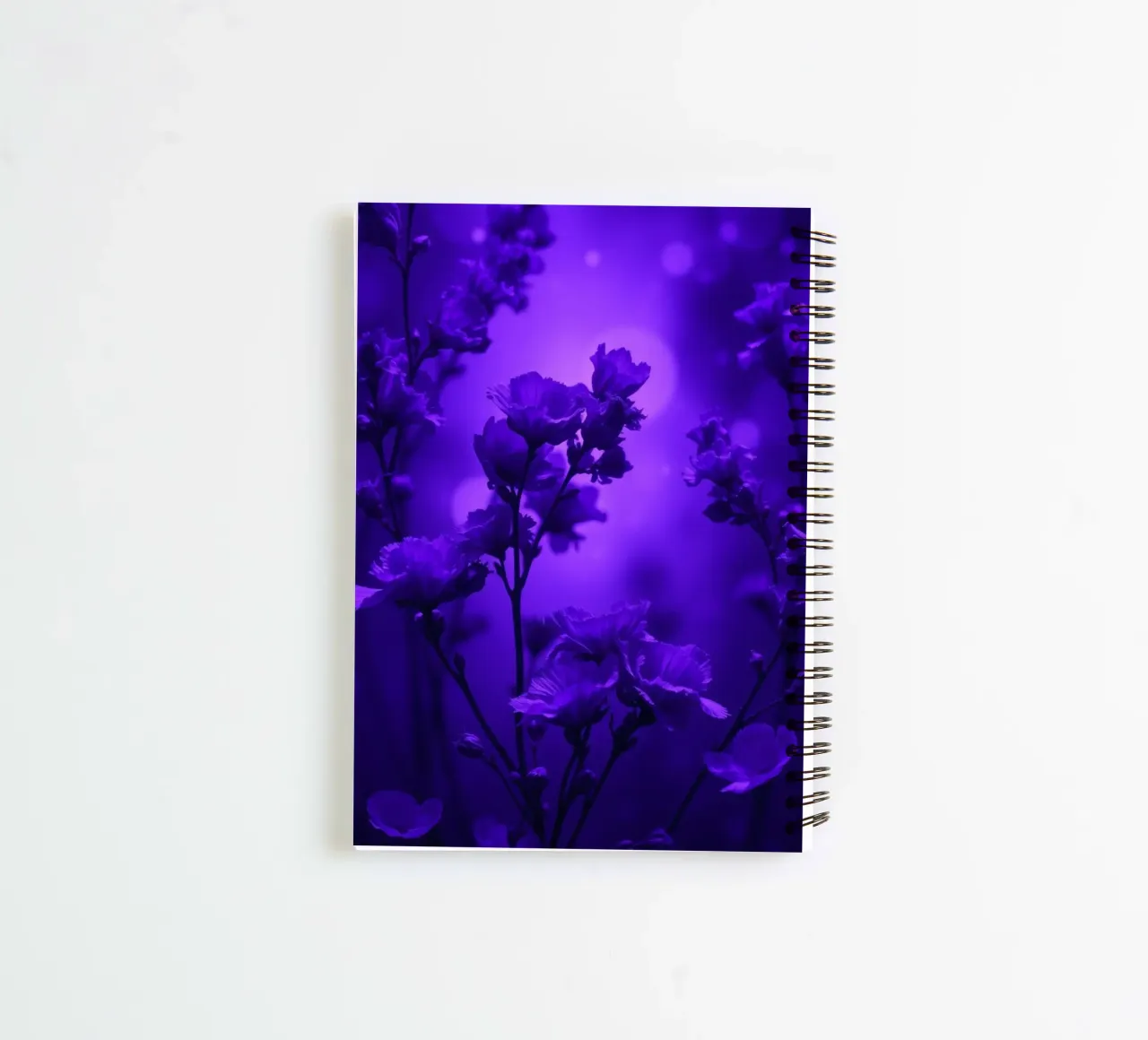 Weelderig paars bloemenbehang notitieboek met spiraal van DesignDoodle
