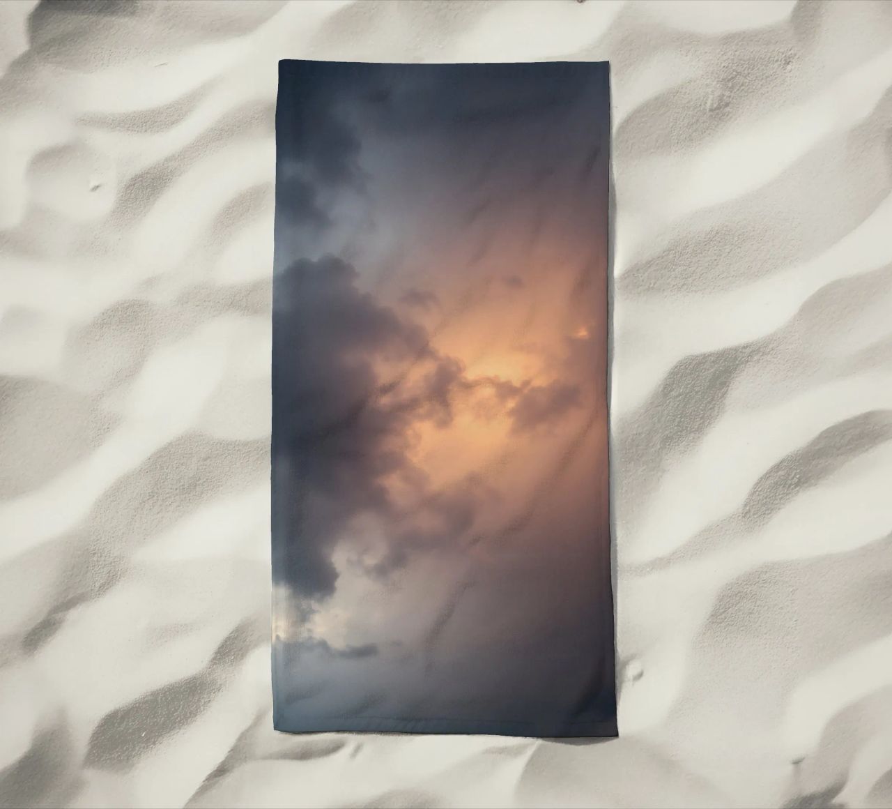 Le morbide tonalità del crepuscolo emergono attraverso le nuvole telo mare da DesignDoodle