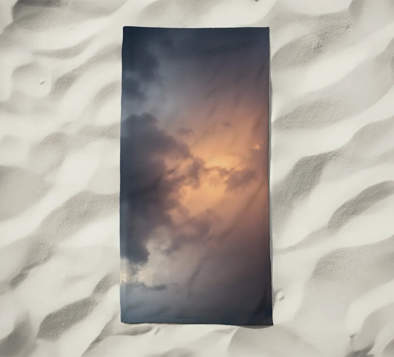 Le morbide tonalità del crepuscolo emergono attraverso le nuvole telo mare da DesignDoodle