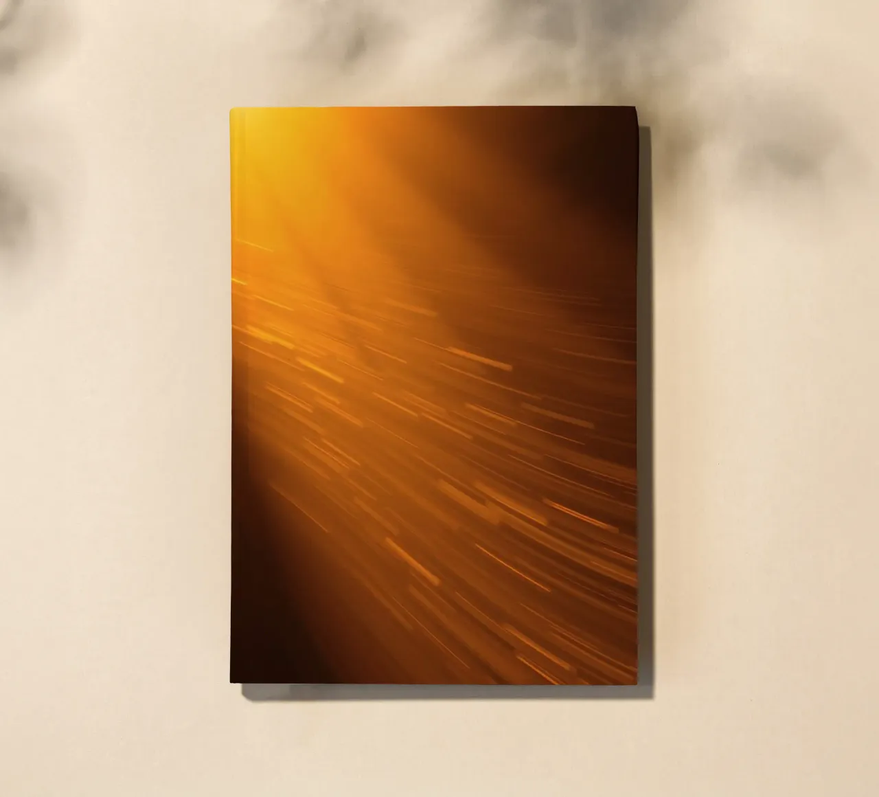 Fond abstrait lumineux avec une lumière orange chaude carnet de notes de DesignDoodle