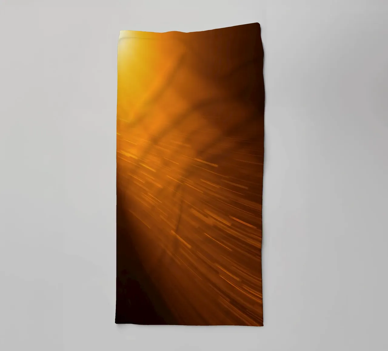 Luminoso sfondo astratto con luce arancione calda asciugamano da bagno da DesignDoodle