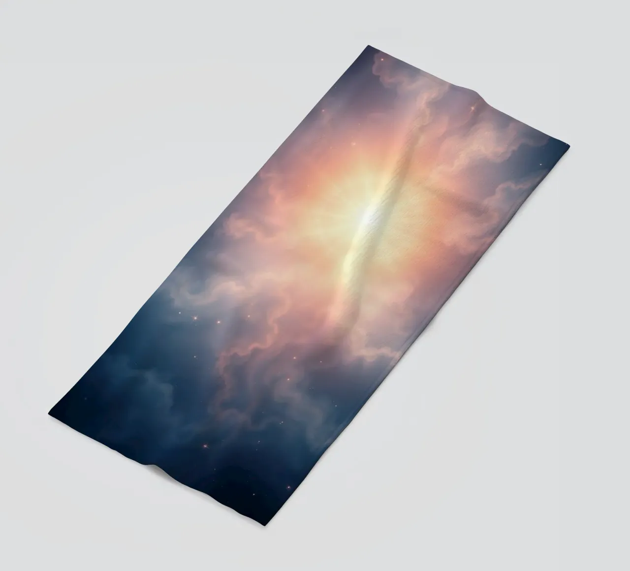 Buntes abstraktes Wolkenmuster für Tapeten in sanften Farbtönen Strandtuch von DesignDoodle