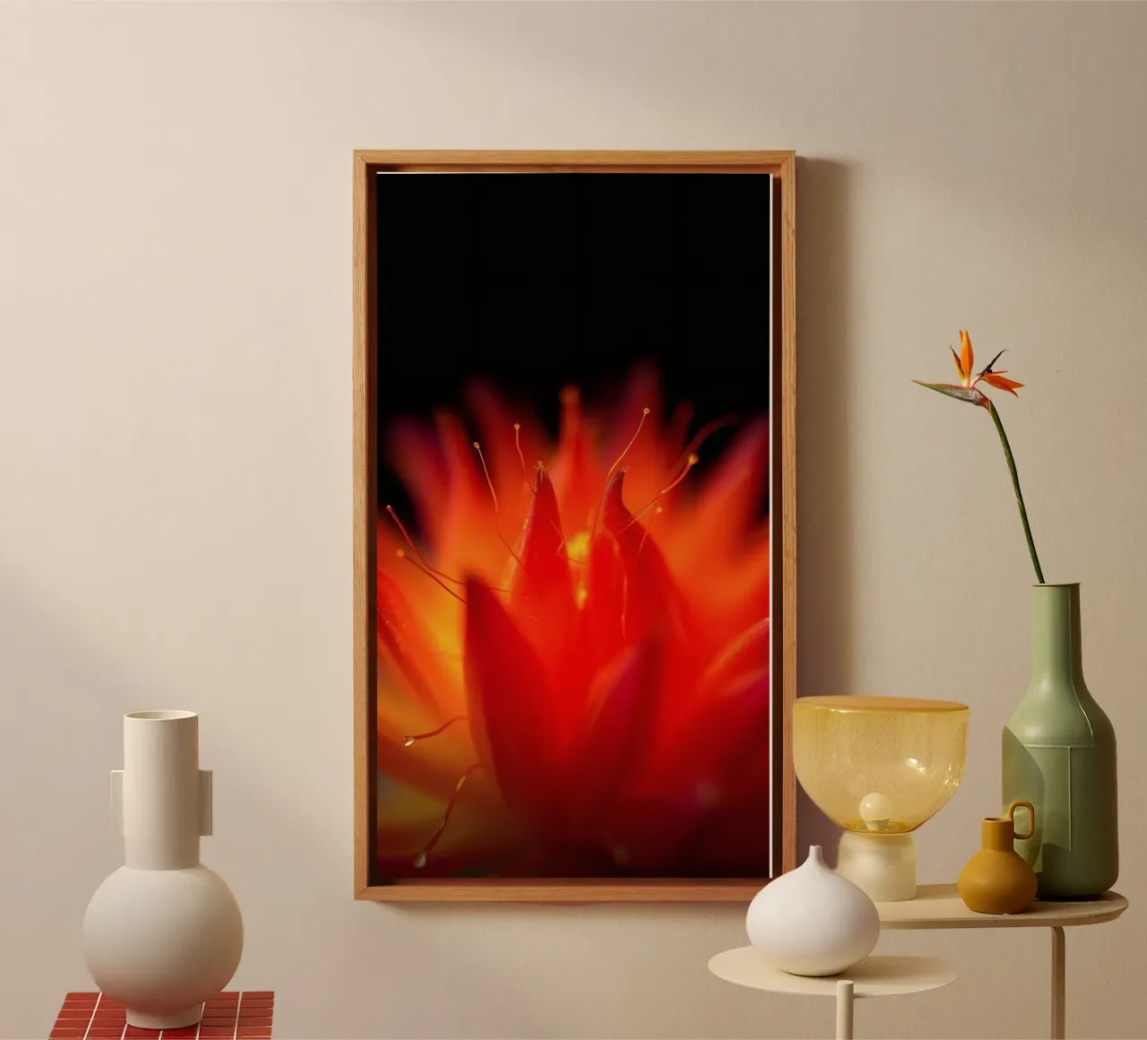 Carta da parati a fiori astratti, luminosa e vibrante, con colori intensi tela con Cornice a cassetta da DesignDoodle