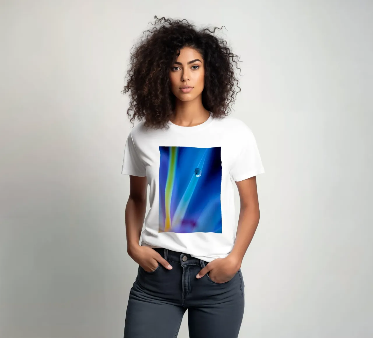 Accattivante primo piano di un fiore astratto con colori vivaci t-shirt da DesignDoodle