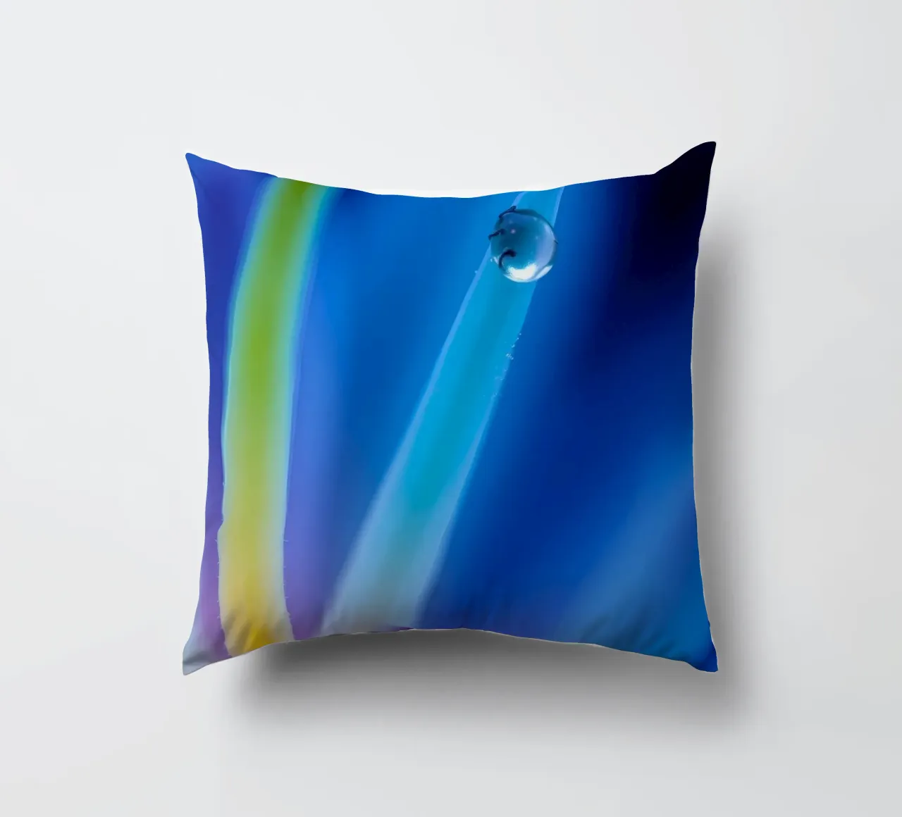 Accattivante primo piano di un fiore astratto con colori vivaci cuscino da DesignDoodle