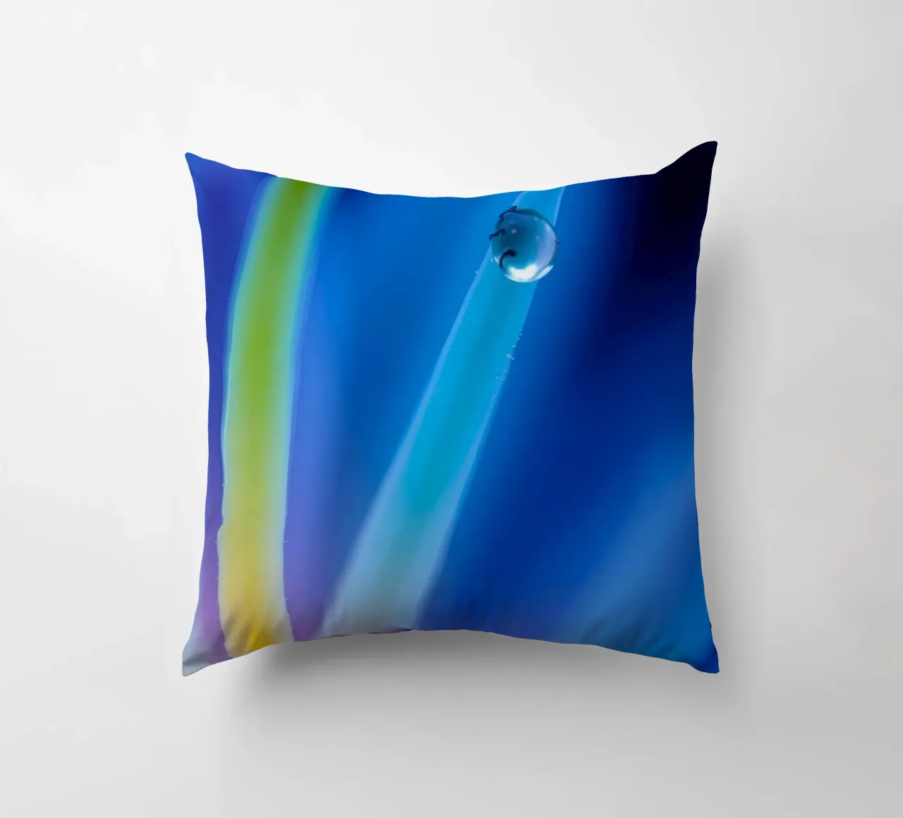 Accattivante primo piano di un fiore astratto con colori vivaci cuscino da DesignDoodle
