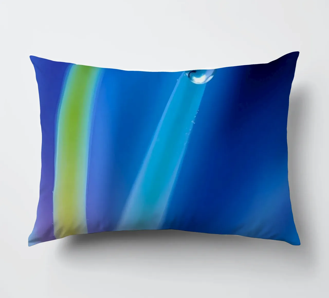 Accattivante primo piano di un fiore astratto con colori vivaci cuscino da DesignDoodle