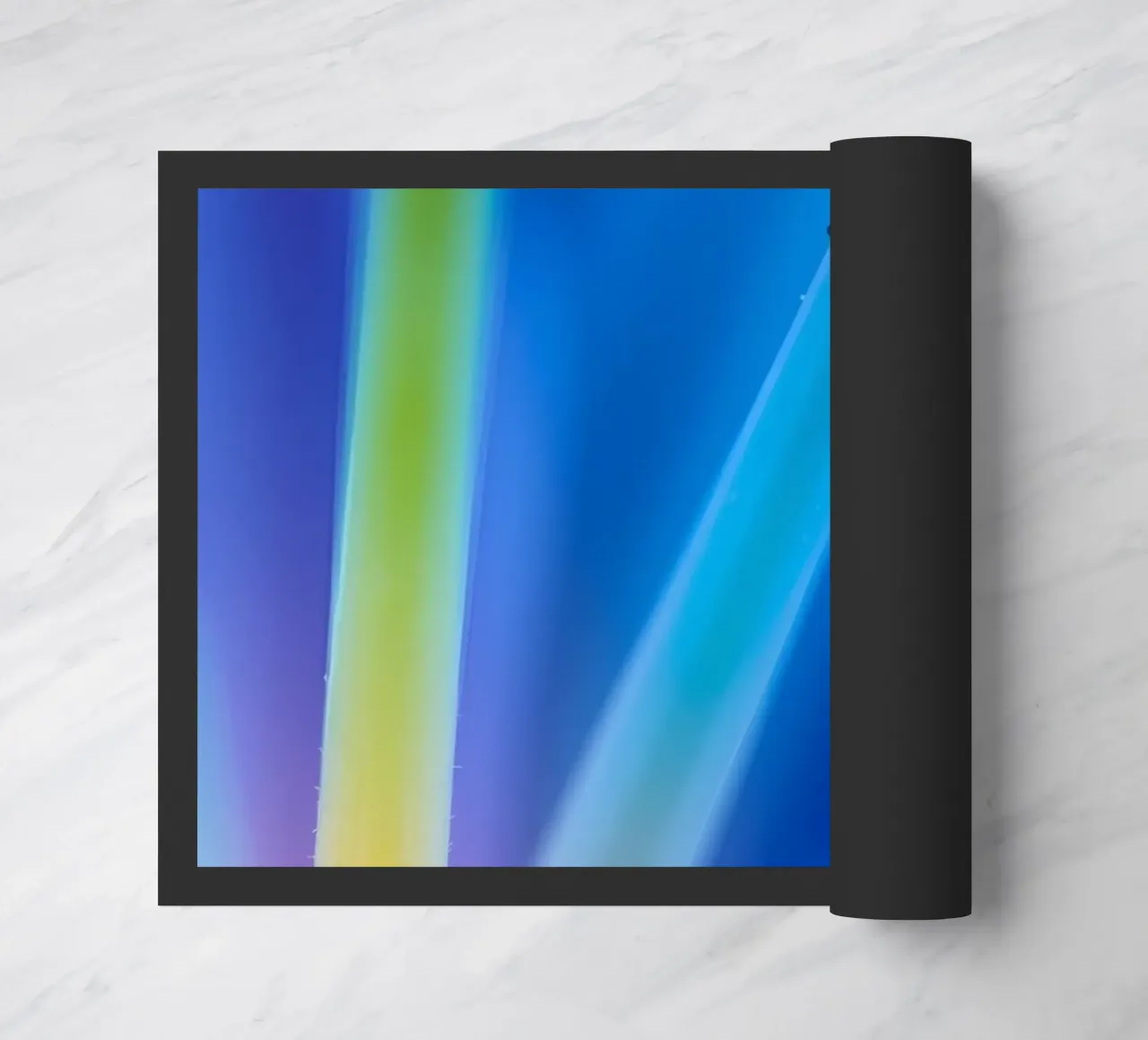 Accattivante primo piano di un fiore astratto con colori vivaci zerbino da DesignDoodle