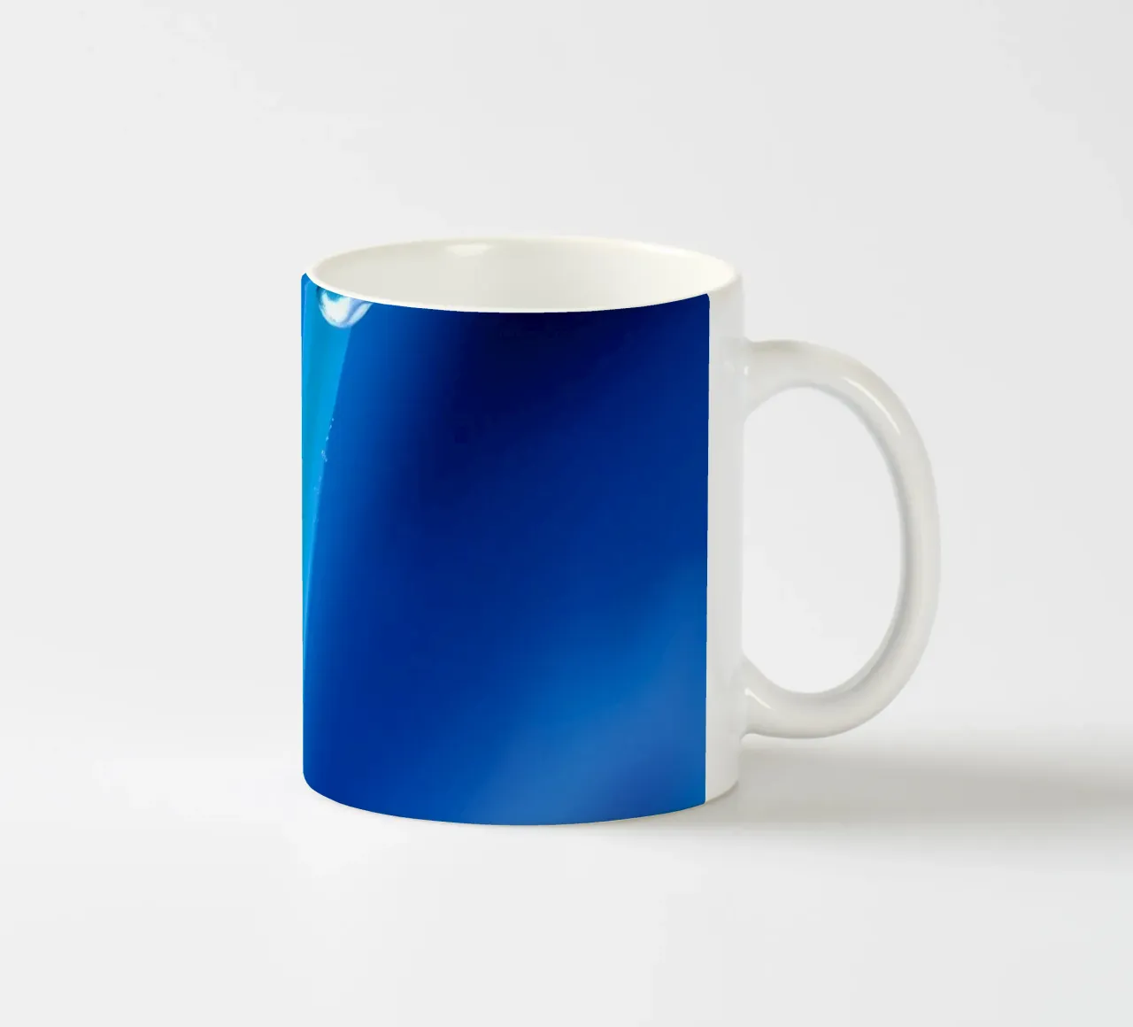 Accattivante primo piano di un fiore astratto con colori vivaci tazza in ceramica da DesignDoodle