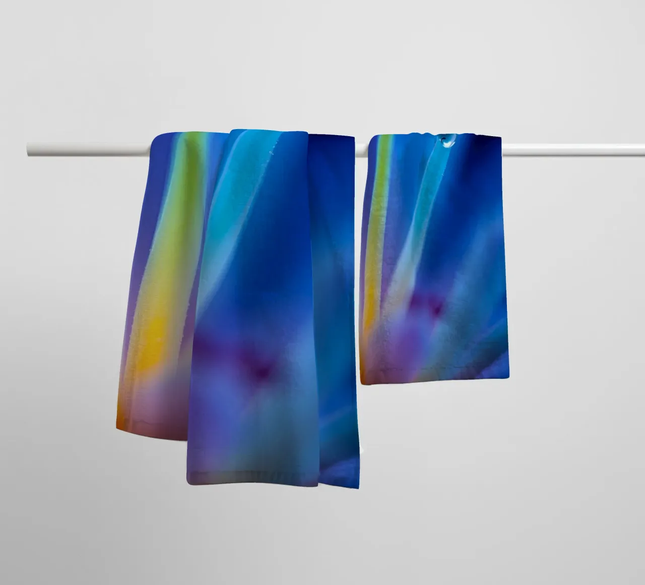 Accattivante primo piano di un fiore astratto con colori vivaci asciugamano da bagno da DesignDoodle