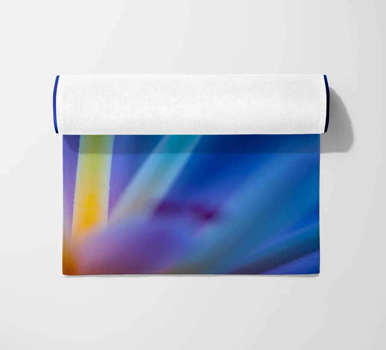 Accattivante primo piano di un fiore astratto con colori vivaci telo mare da DesignDoodle