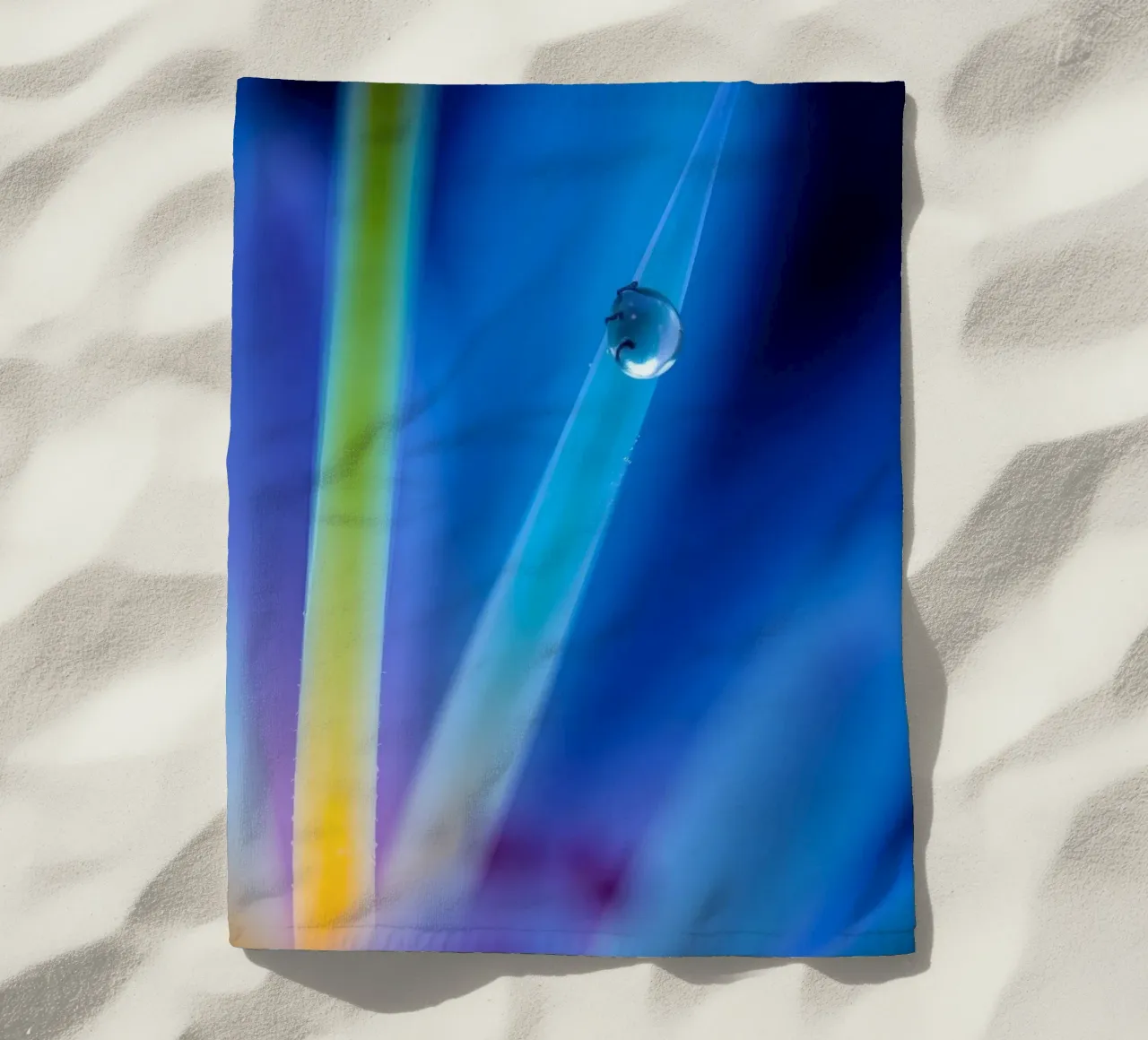 Accattivante primo piano di un fiore astratto con colori vivaci telo mare da DesignDoodle