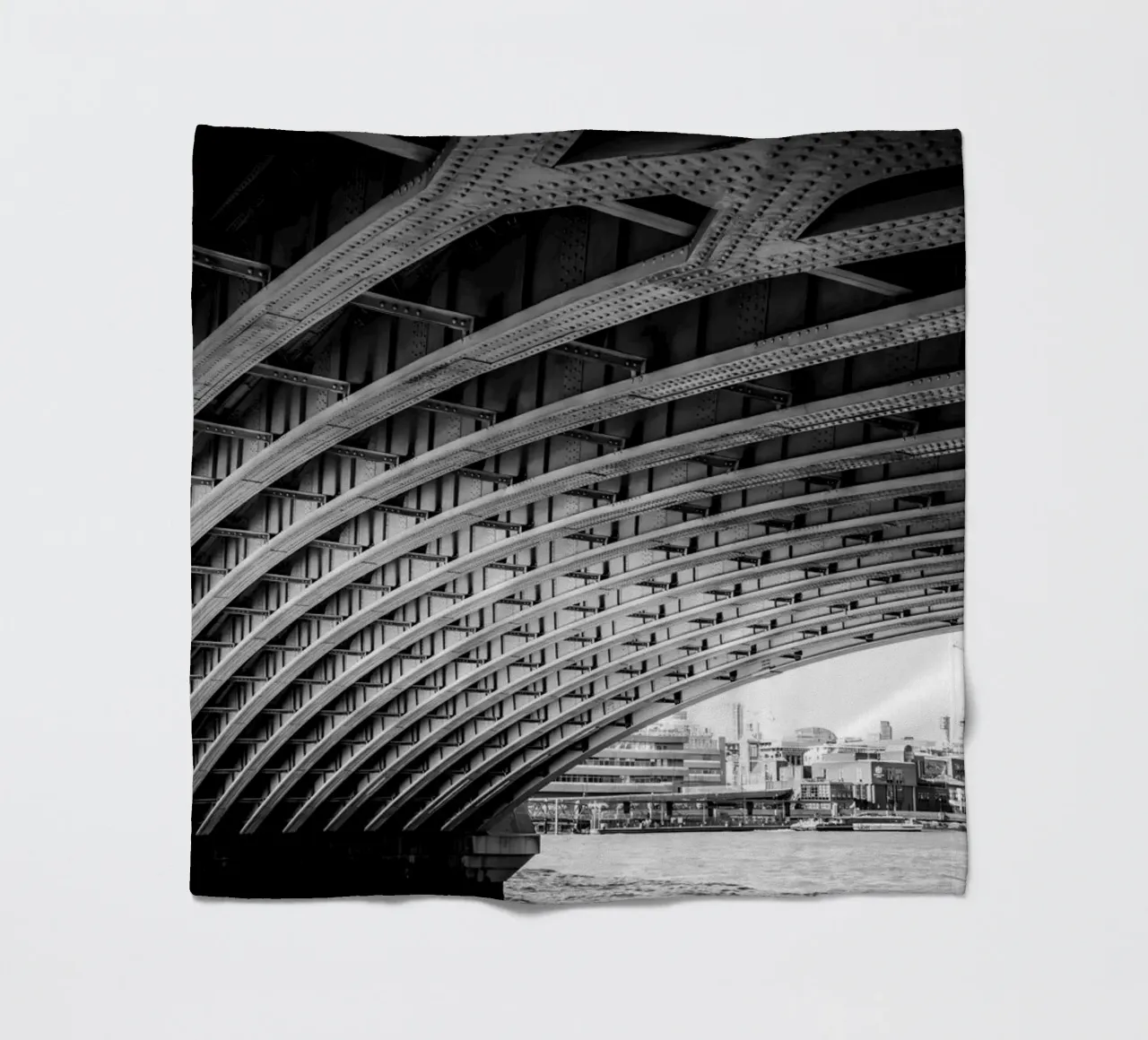 UNDER THE BRIDGE coperta in pile da Flo Klein