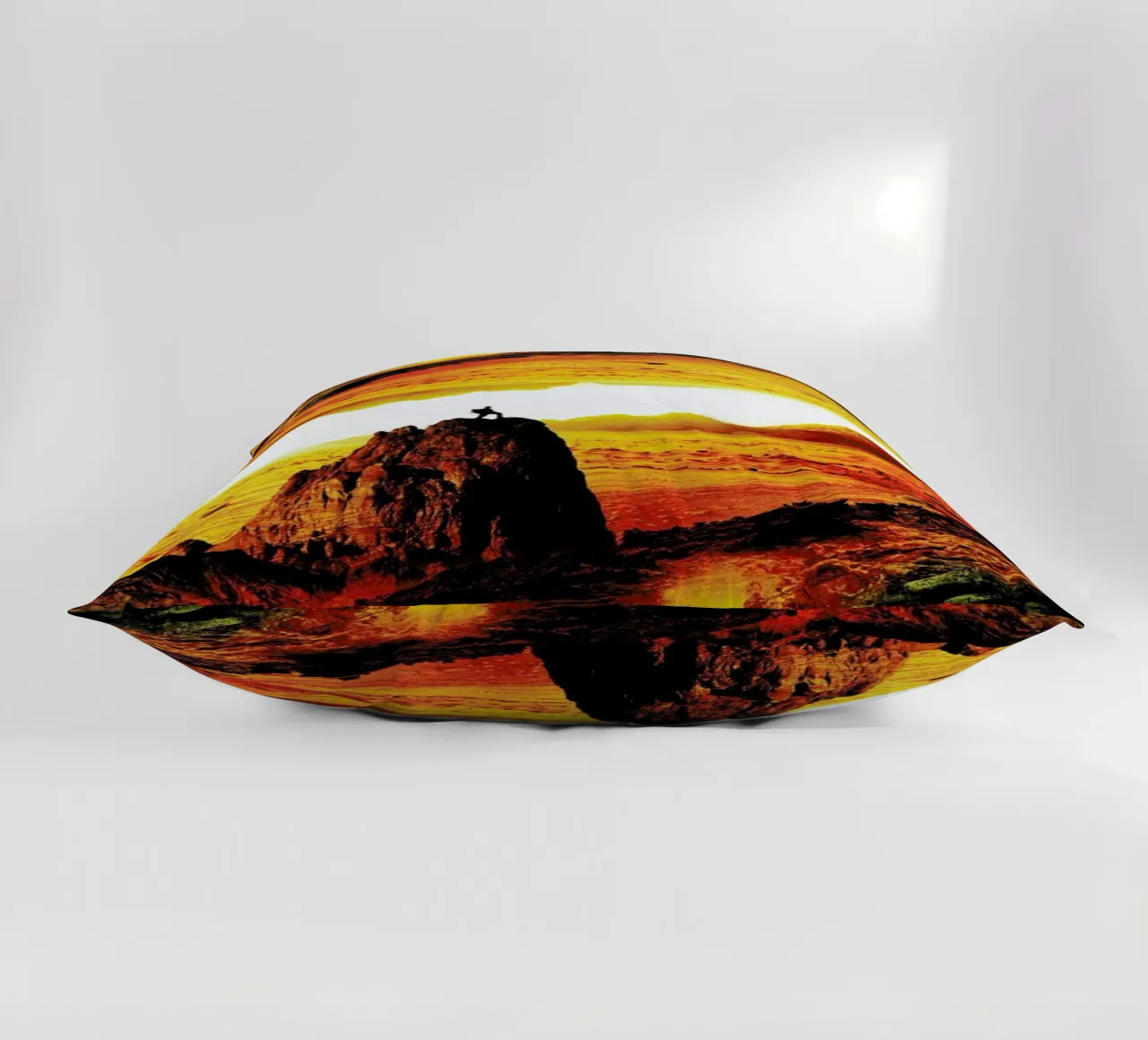 Lava Isolation cuscino da Stoian Hitrov