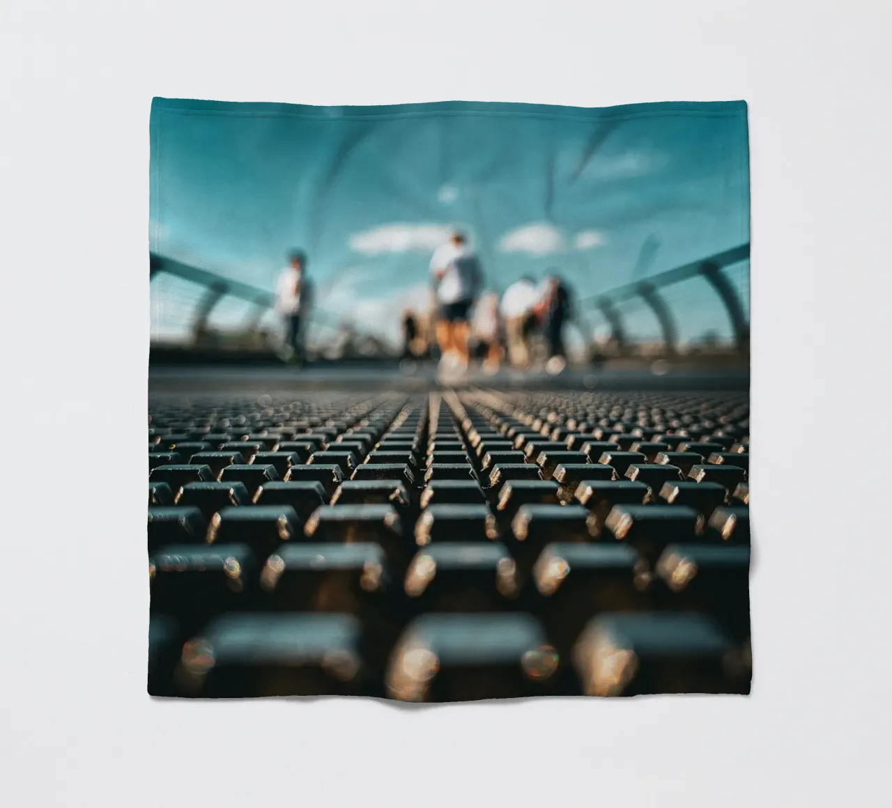 MILLENIUM BRIDGE coperta in pile da Flo Klein