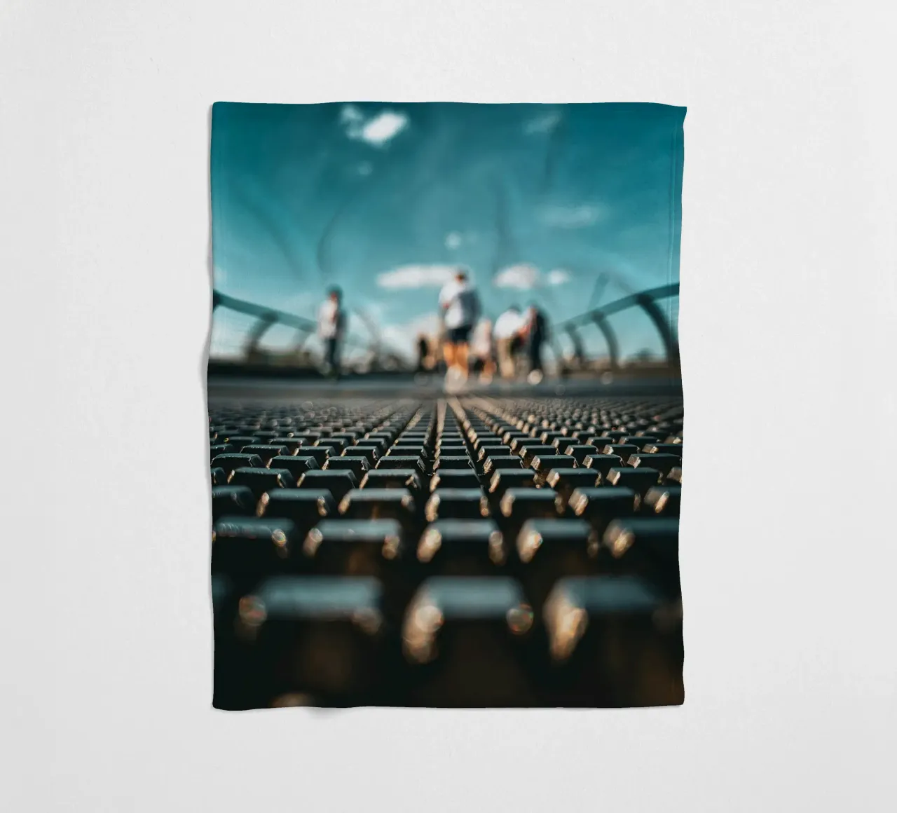 MILLENIUM BRIDGE coperta in pile da Flo Klein