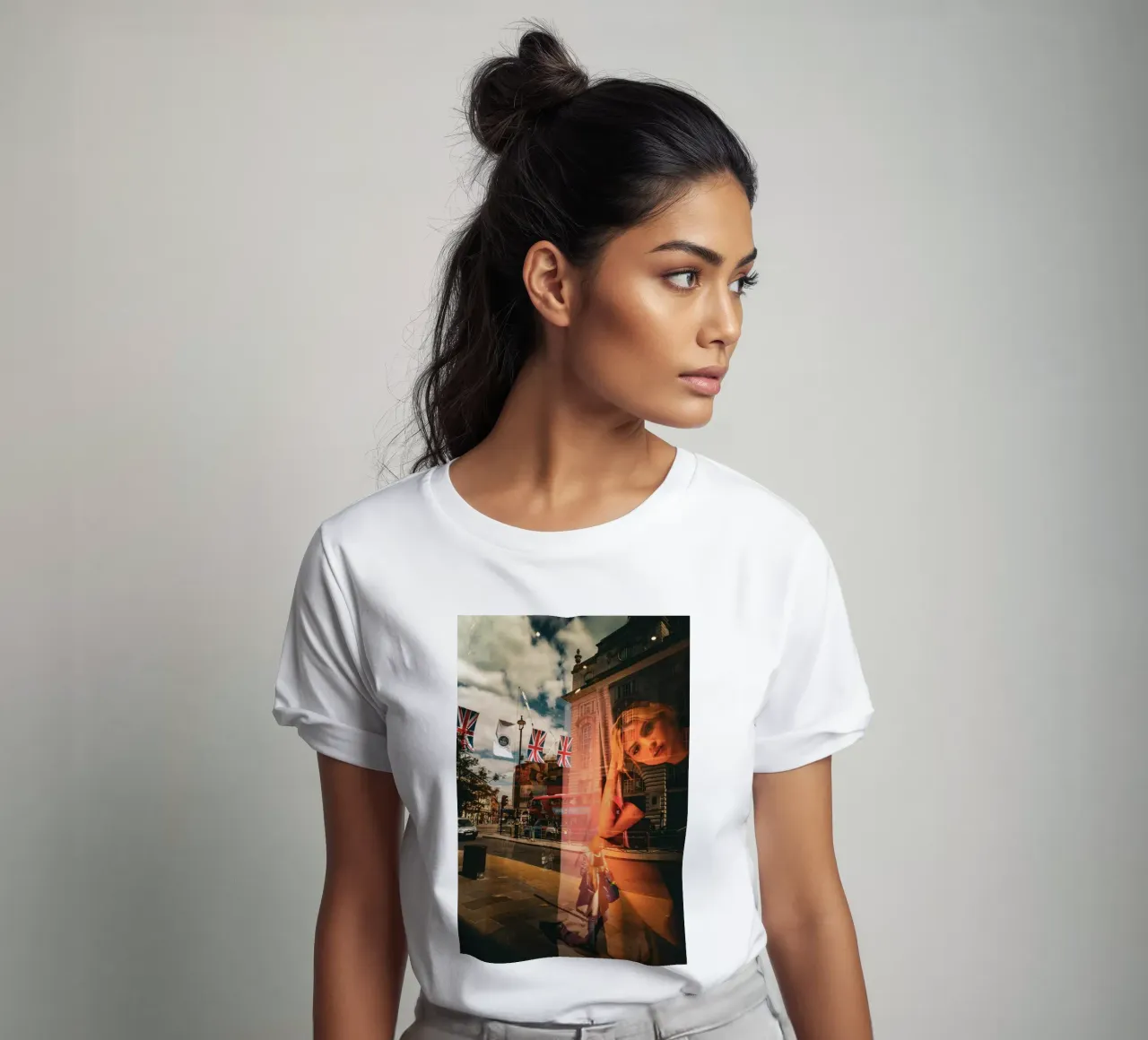 GIRL IN THE WINDOW t-shirt da Flo Klein