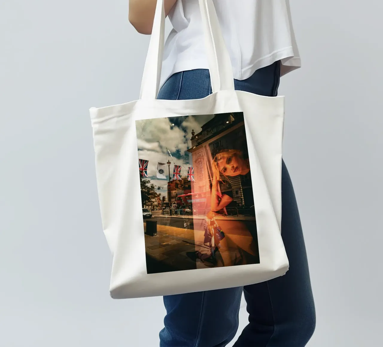 GIRL IN THE WINDOW borsa in juta da Flo Klein