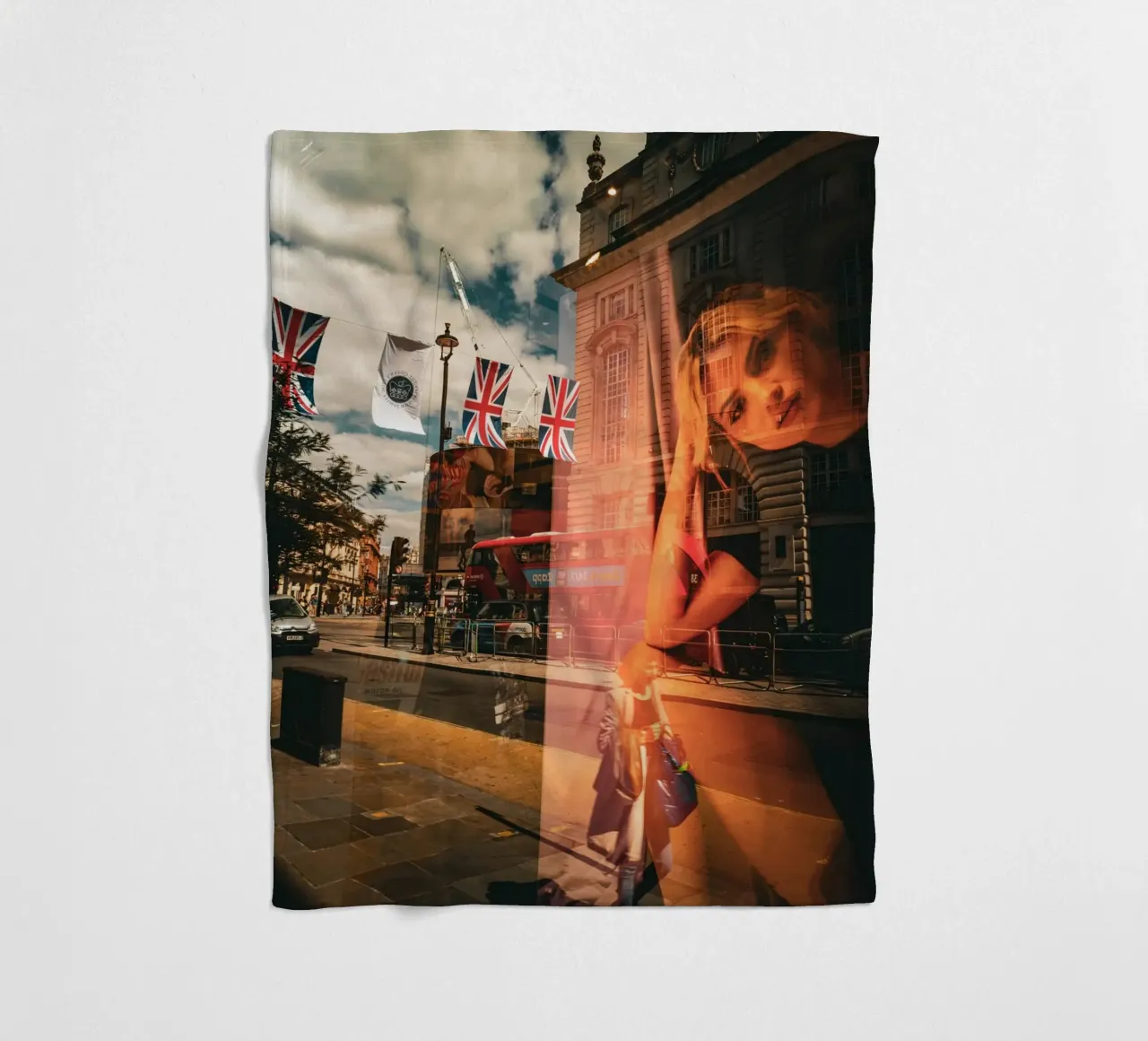 GIRL IN THE WINDOW coperta in pile da Flo Klein