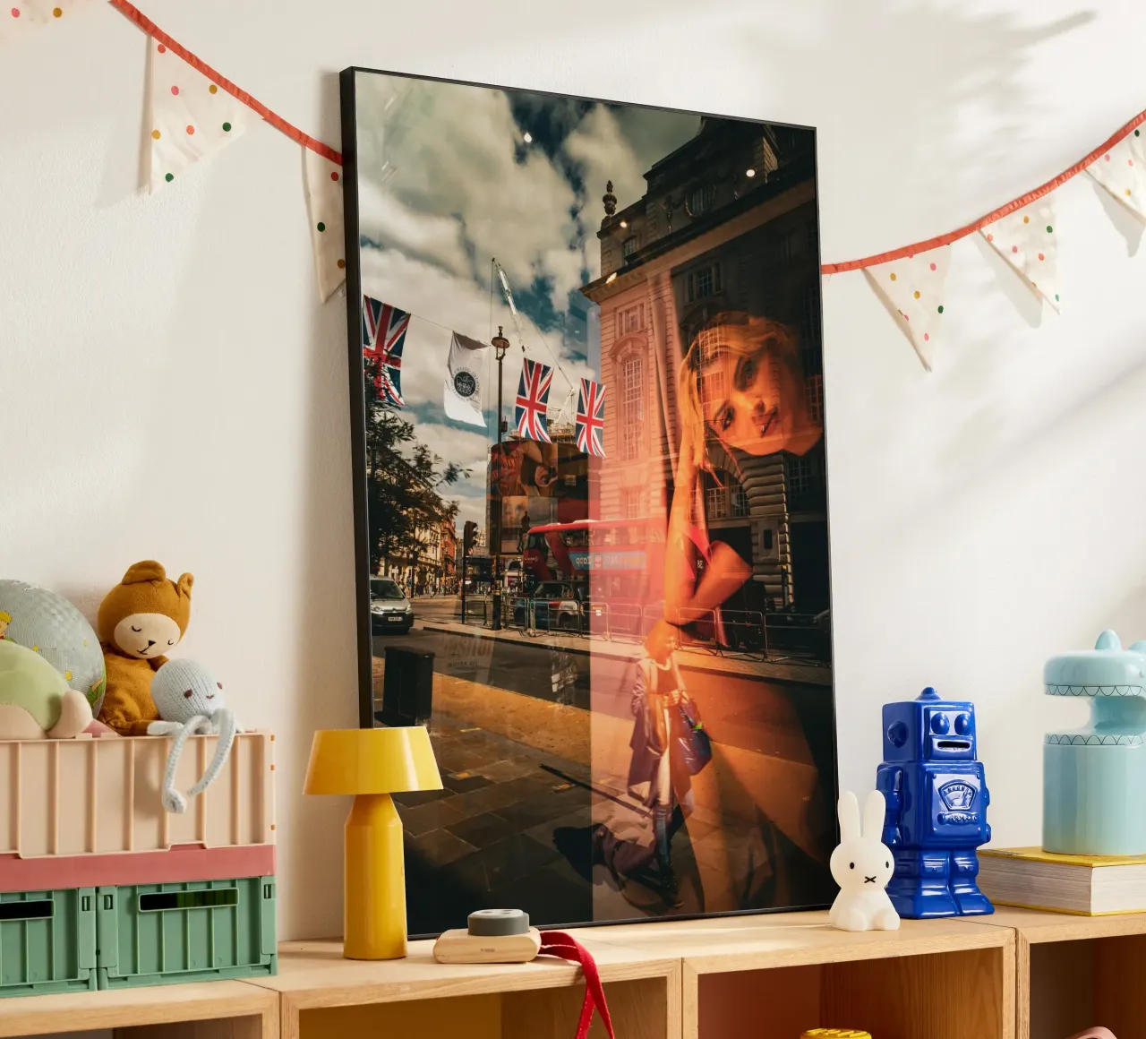 GIRL IN THE WINDOW alluminio dibond da Flo Klein