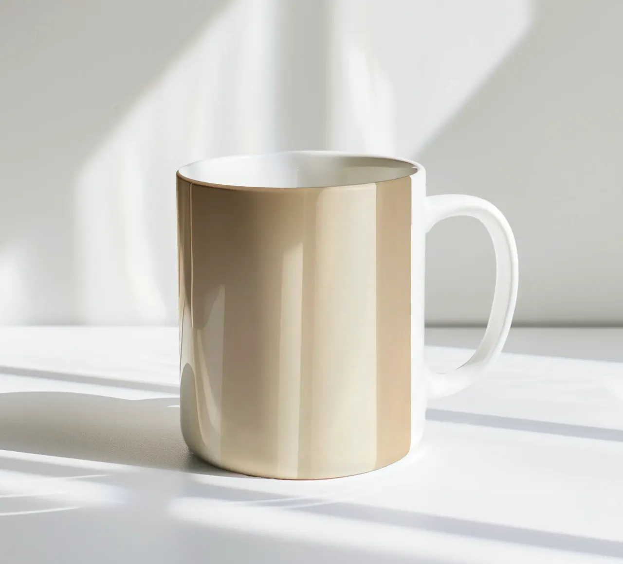 Luce soffusa che filtra dalle tende velate tazza in ceramica da DesignDoodle