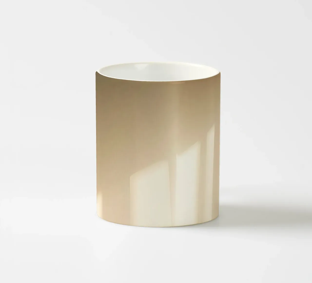 Luce soffusa che filtra dalle tende velate tazza in ceramica da DesignDoodle