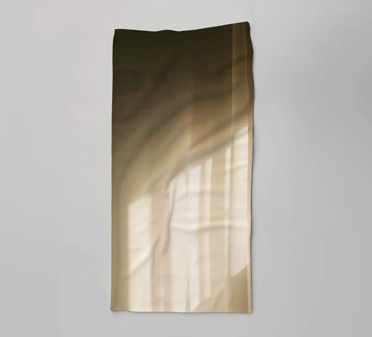 Lumière douce filtrant à travers des rideaux diaphanes serviette de bain de DesignDoodle