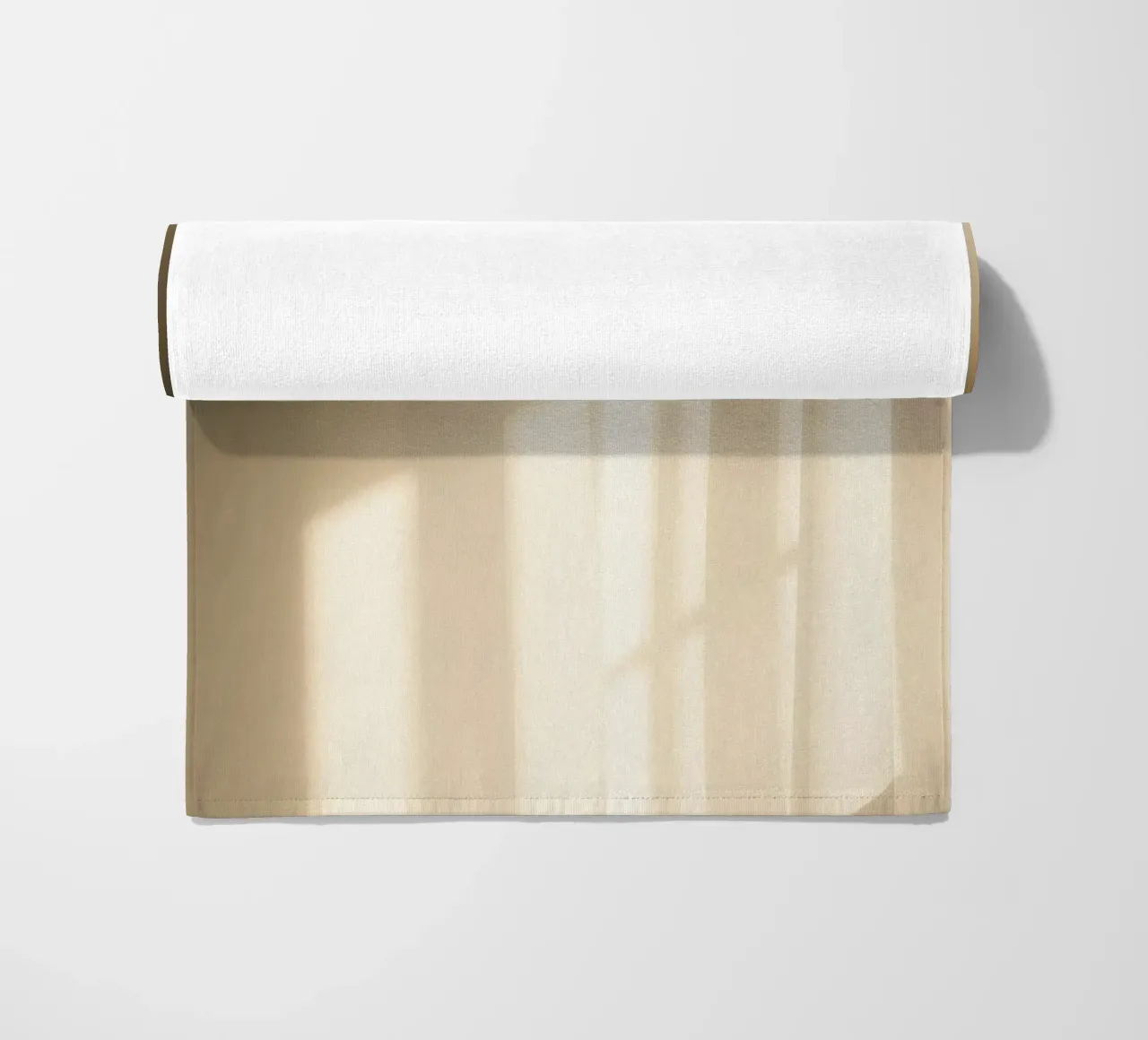 Lumière douce filtrant à travers des rideaux diaphanes serviette de plage de DesignDoodle