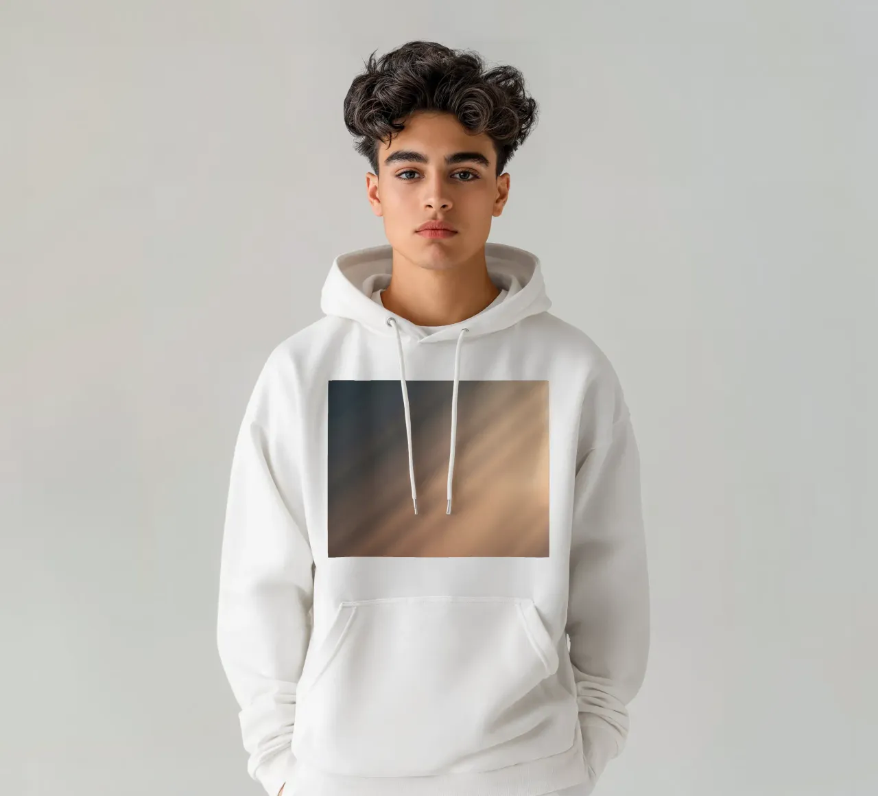 Weicher Farbverlauf im Hintergrund mit abstrakten Lichtmustern Hoodie von DesignDoodle